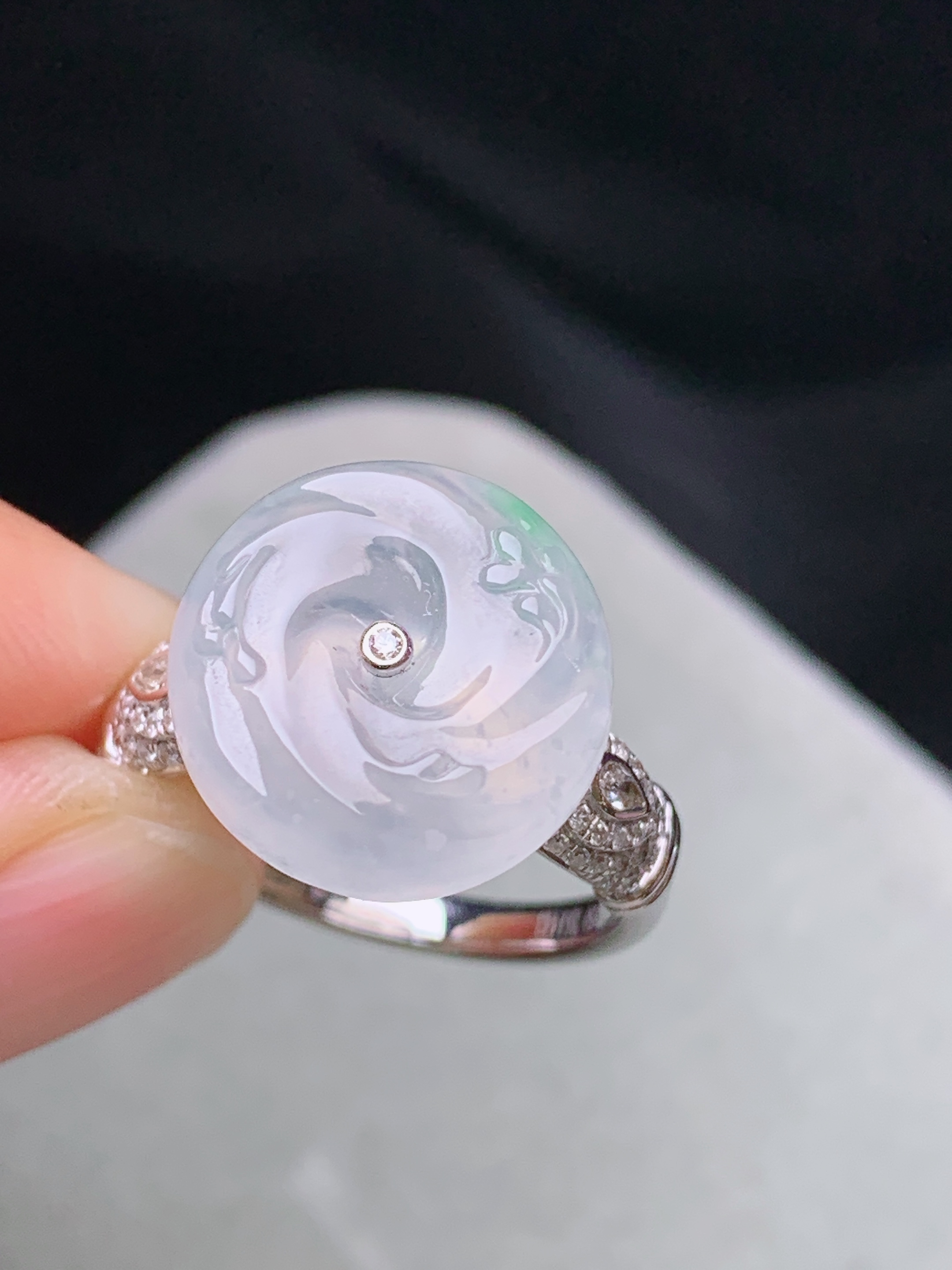 18k金钻镶嵌冰种平安扣戒指 玉质细腻 色泽艳丽清新 水润亮眼 圈口14 整体尺寸14*5.8m5