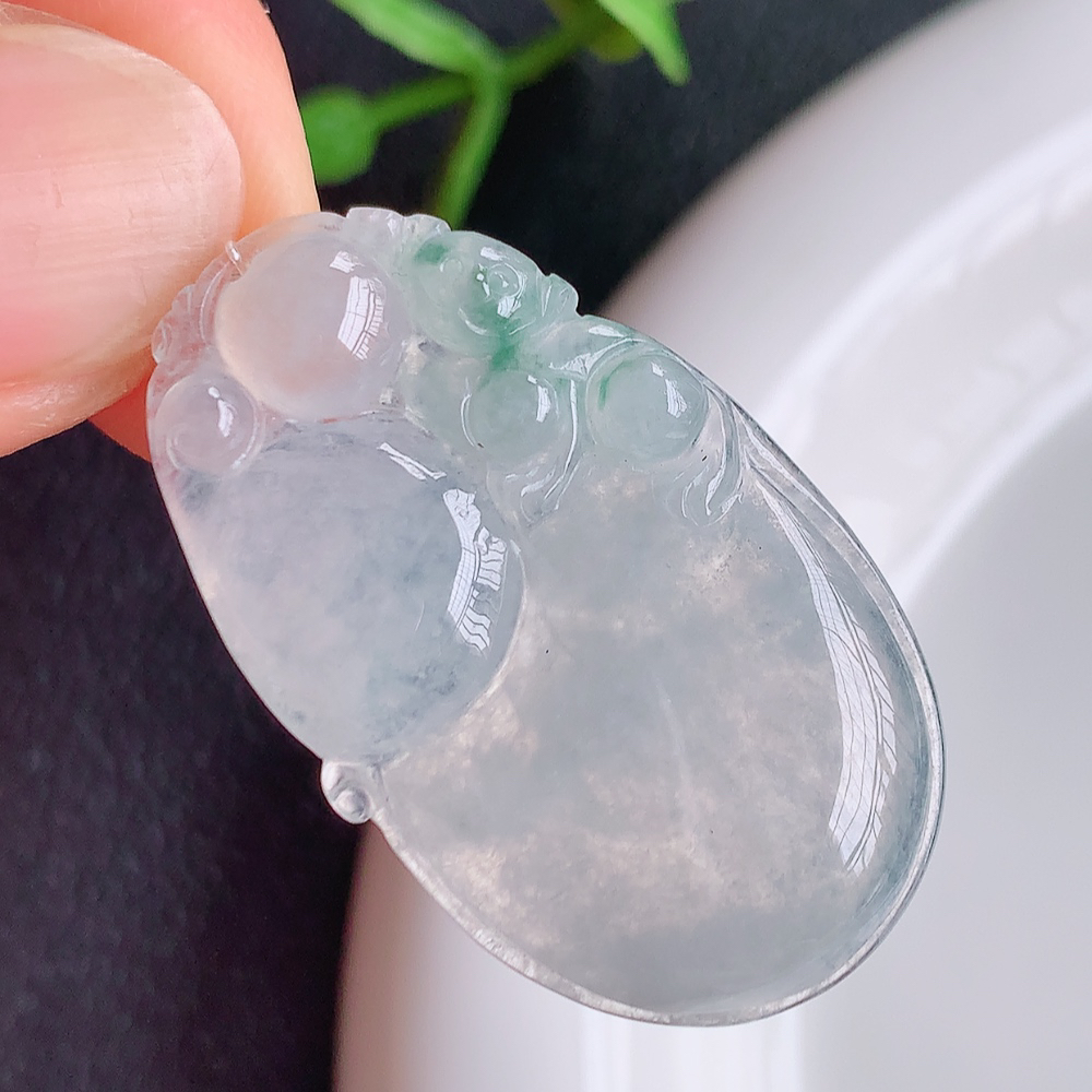 冰润精雕灵猴献瑞翡翠挂件  寓意“灵猴献瑞，多福多寿”天然特色冰绿料子，俏色巧雕，大件厚装，如此好看