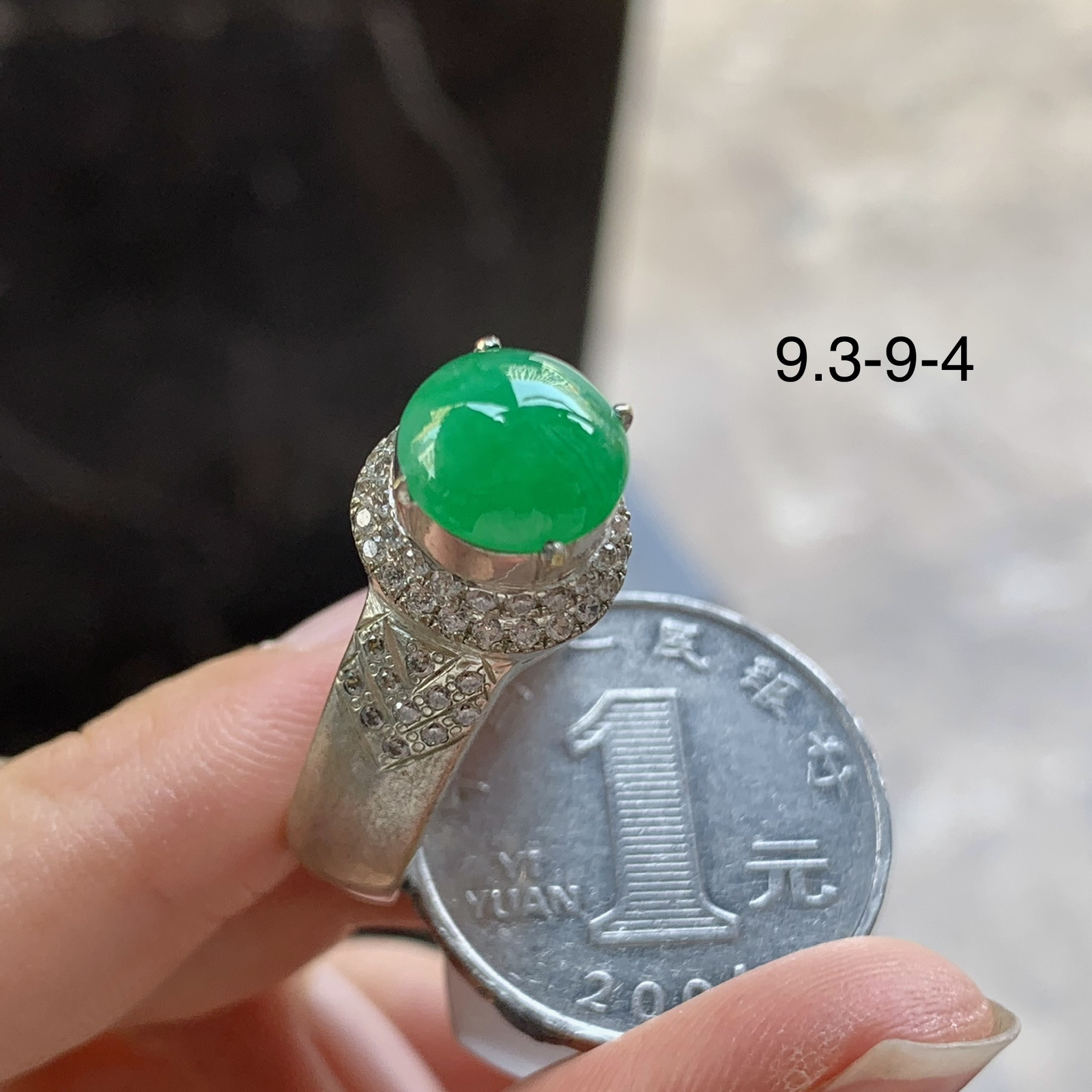 绿色戒指^_^鲜艳 玉质温润 铜托