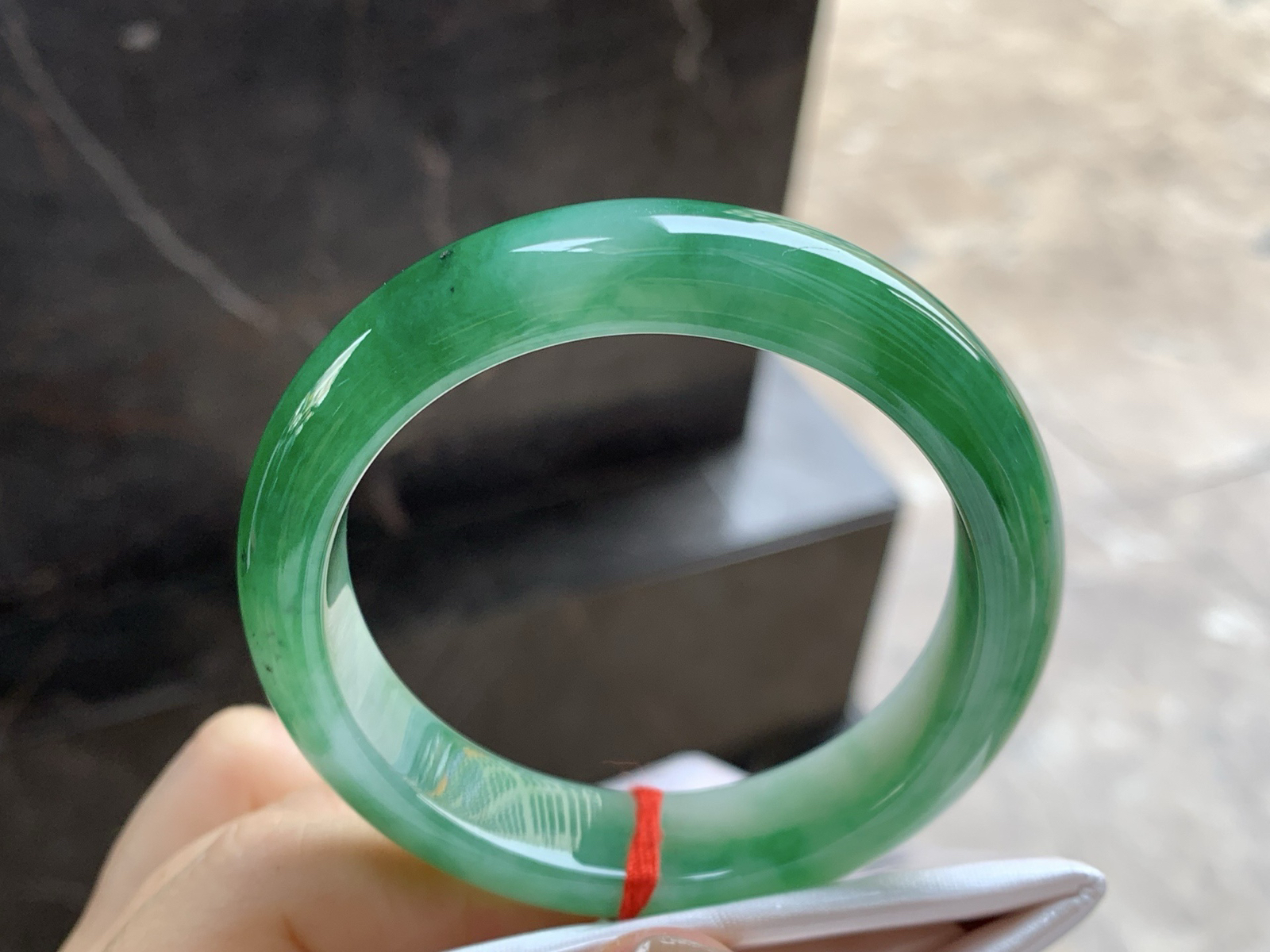 52-12.7-8

辣绿色手镯^_^底子细腻 绿色浓郁大气