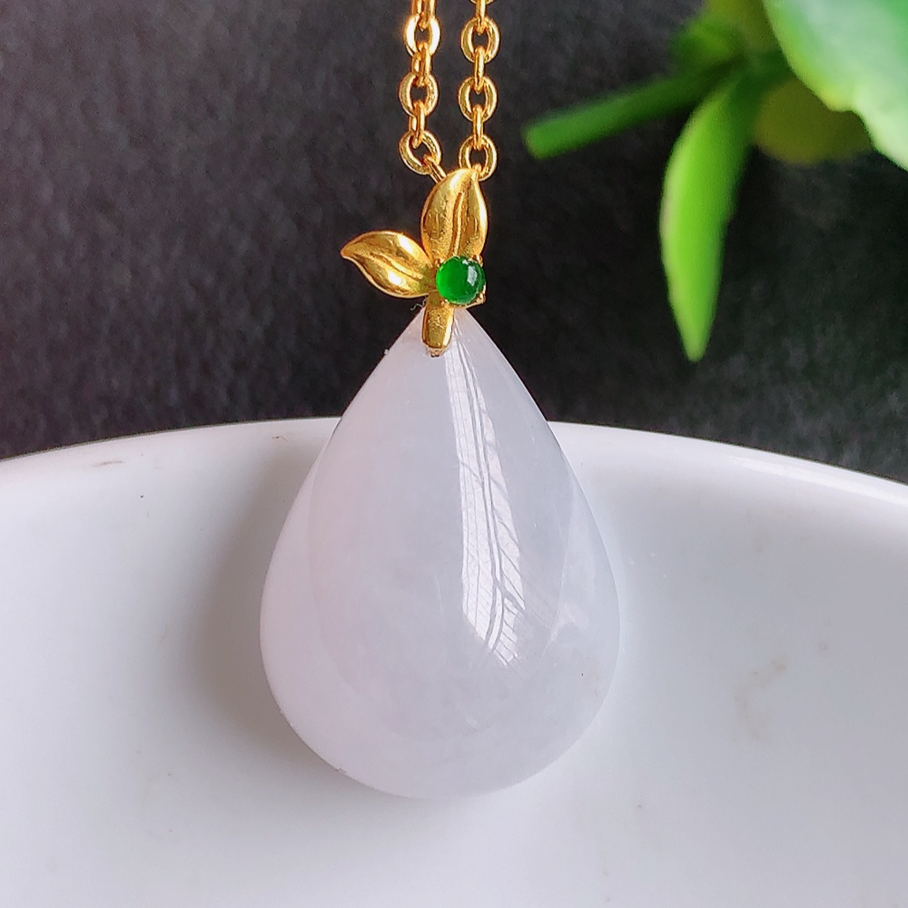 冰润水滴翡翠吊坠，款式新颖时尚，日常百搭的款。满满的份量感，清新自然的阳绿色，18k金伴钻镶嵌，上身