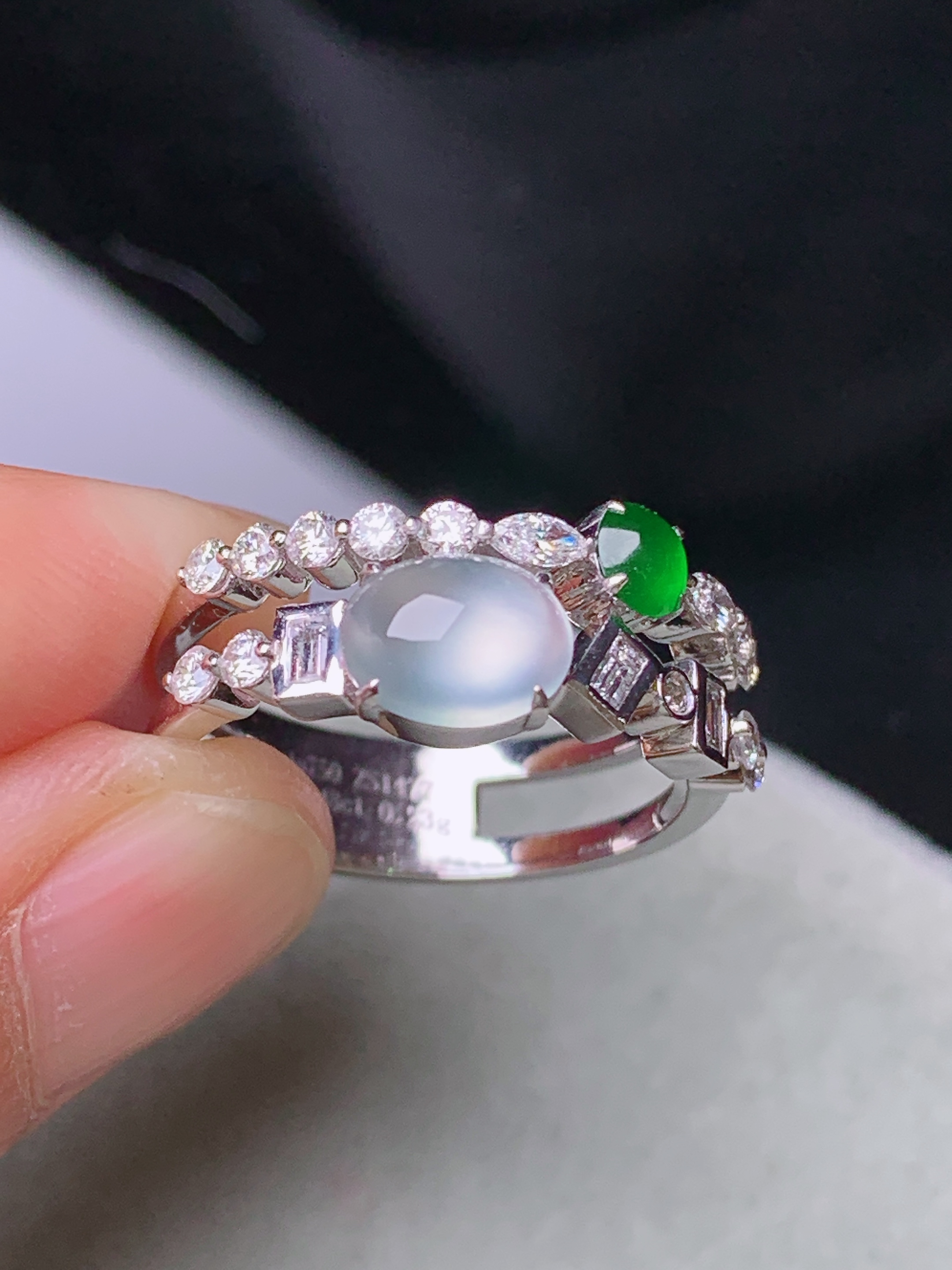 18k金钻镶嵌冰种蛋面戒指 玉质细腻 色泽艳丽清新 水润亮眼 圈口13.5 裸石尺寸7*5.2*2.8m5