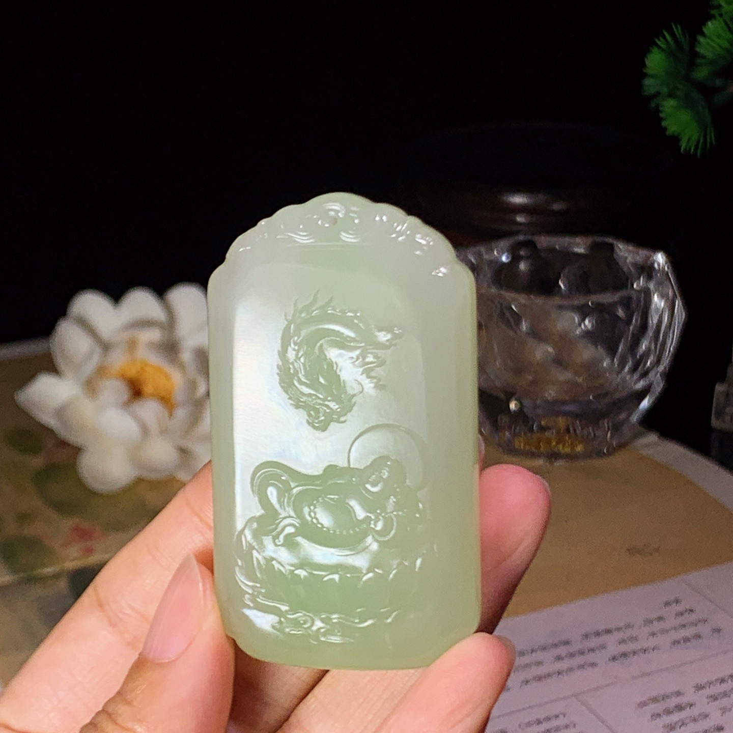 和田玉青海翠青佛引福来挂件。尺寸63/36/12重59克，玉质细腻油润 脂粉好，品质好！lt260425