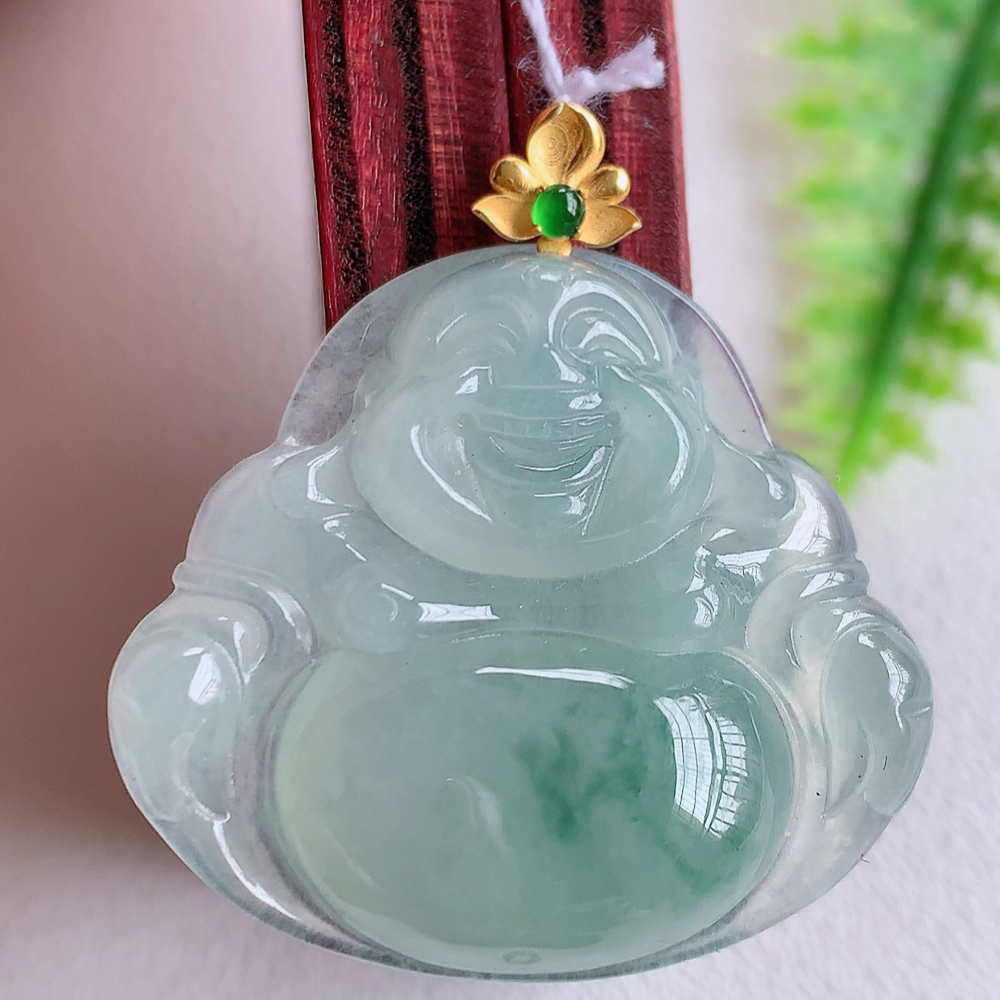 18k金扣冰润飘绿佛公翡翠吊坠，澄净美好的冰润福佛，水足丰盈，灵润、细腻，表情刻画入木三分，盈满欢喜， W1415.22尺寸：31-29.5-6.2mm