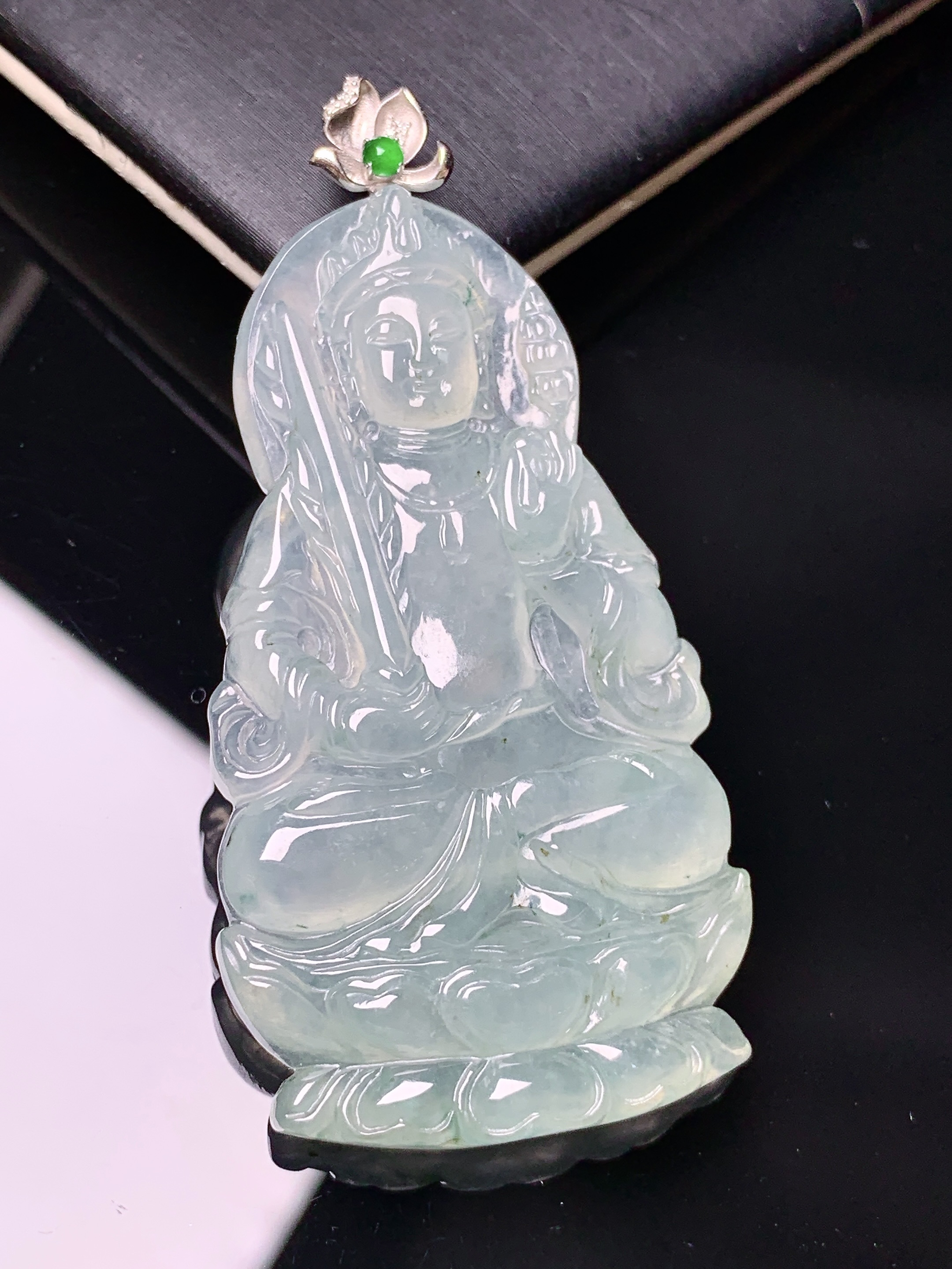 18k金镶嵌冰种大势至观音菩萨吊坠 玉质细腻 色泽艳丽清新 水润亮眼 整体尺寸58.8*27.8*5