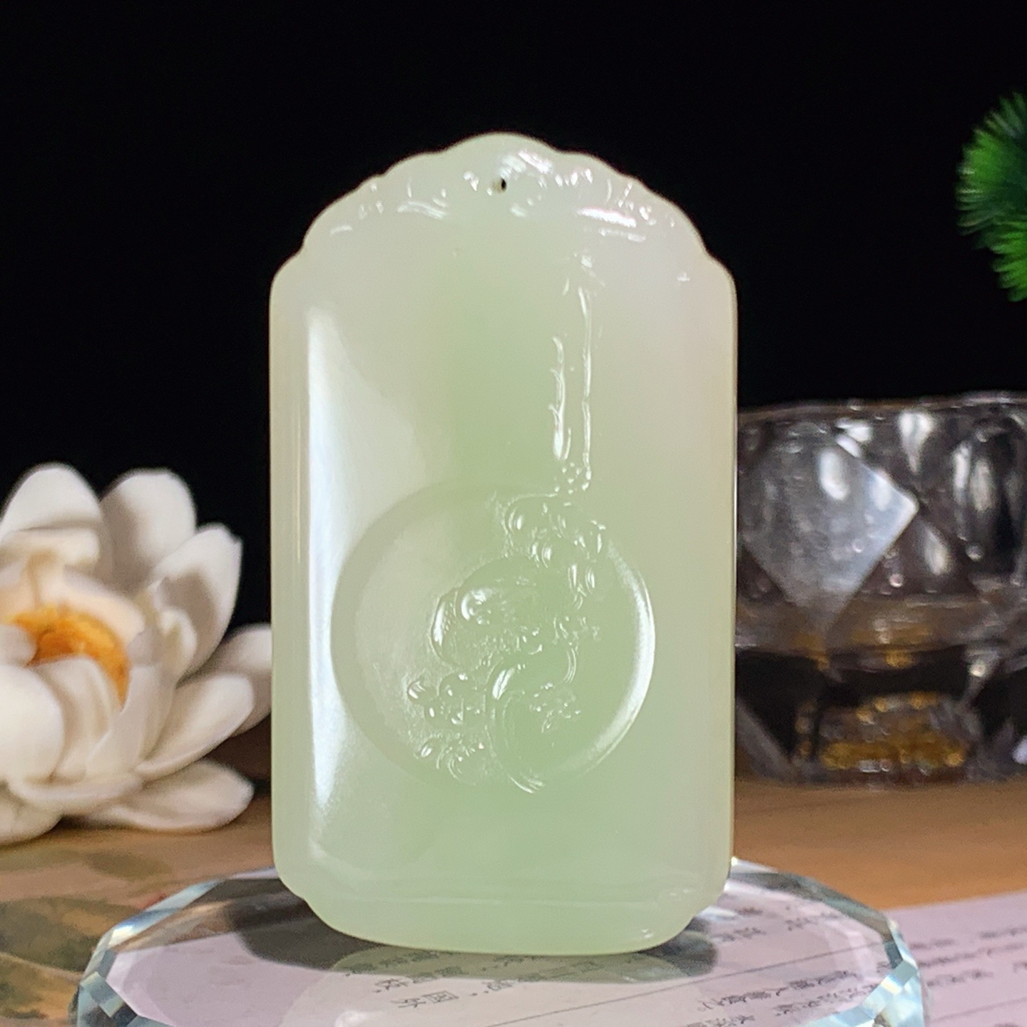 和田玉青海翠青佛引福来挂件。尺寸63/36/12重59克，玉质细腻油润 脂粉好，品质好！lt260425