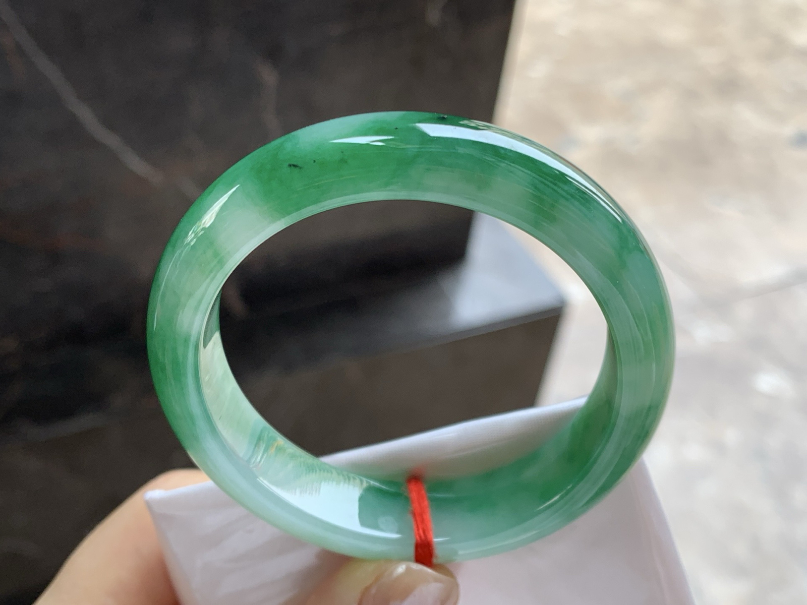 52-12.7-8

辣绿色手镯^_^底子细腻 绿色浓郁大气