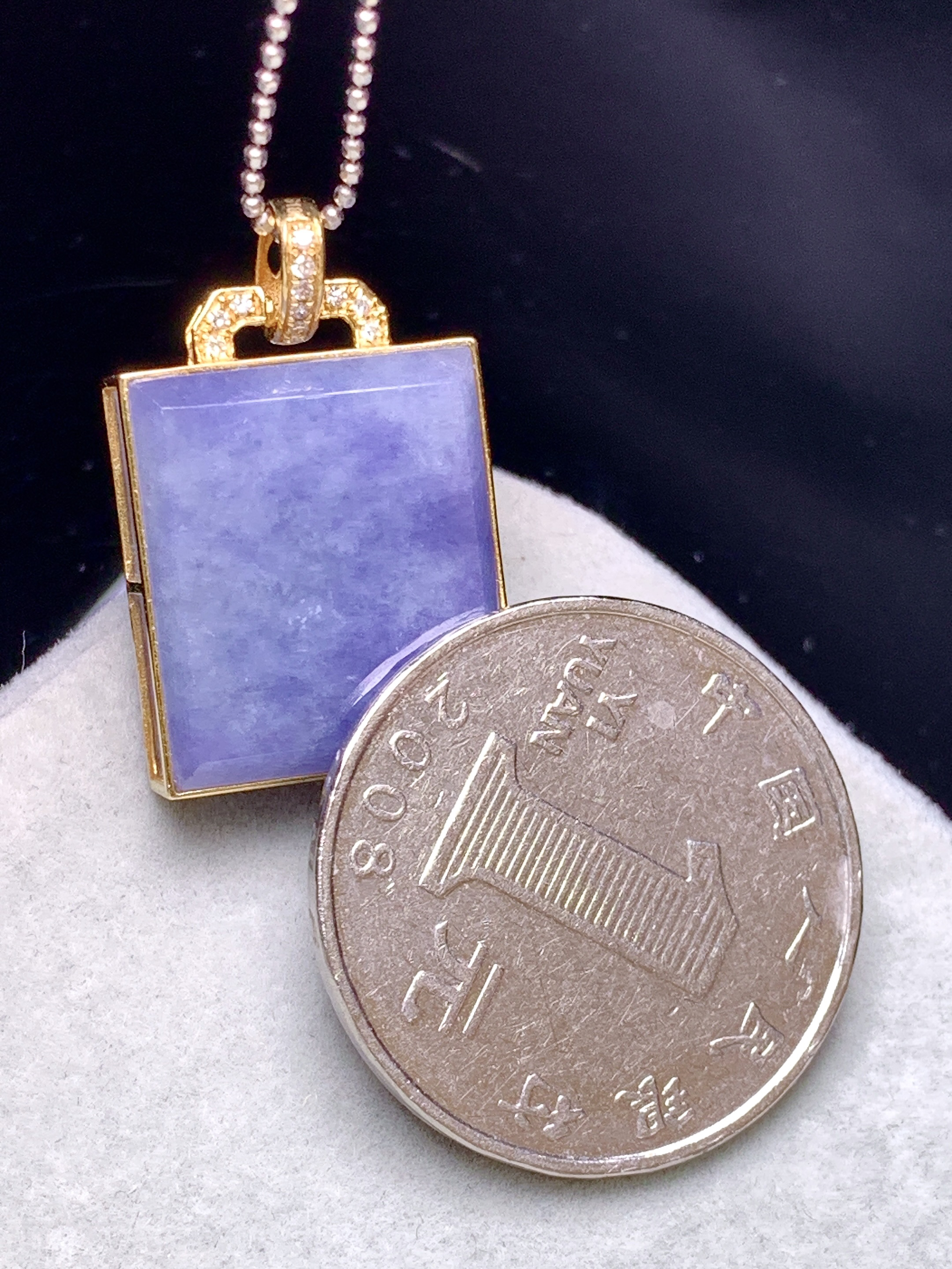 18k金钻镶嵌紫罗兰无事牌吊坠 玉质细腻 色泽艳丽清新 水润亮眼 整体尺寸26.8*16*6.8b1