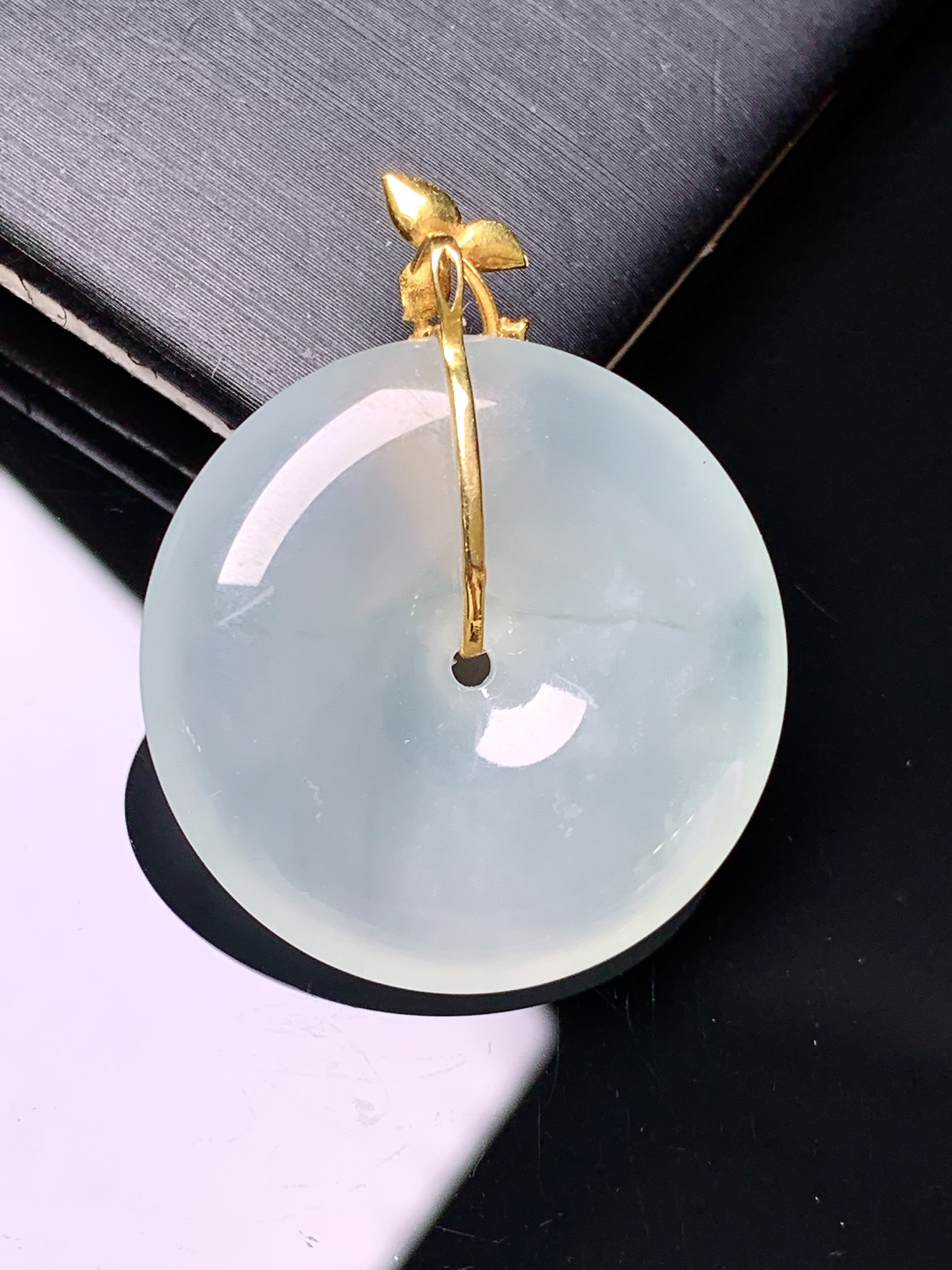 18k金钻镶嵌冰种平安扣吊坠 玉质细腻 色泽艳丽清新 水润亮眼 整体尺寸34*27.3*5.7yz