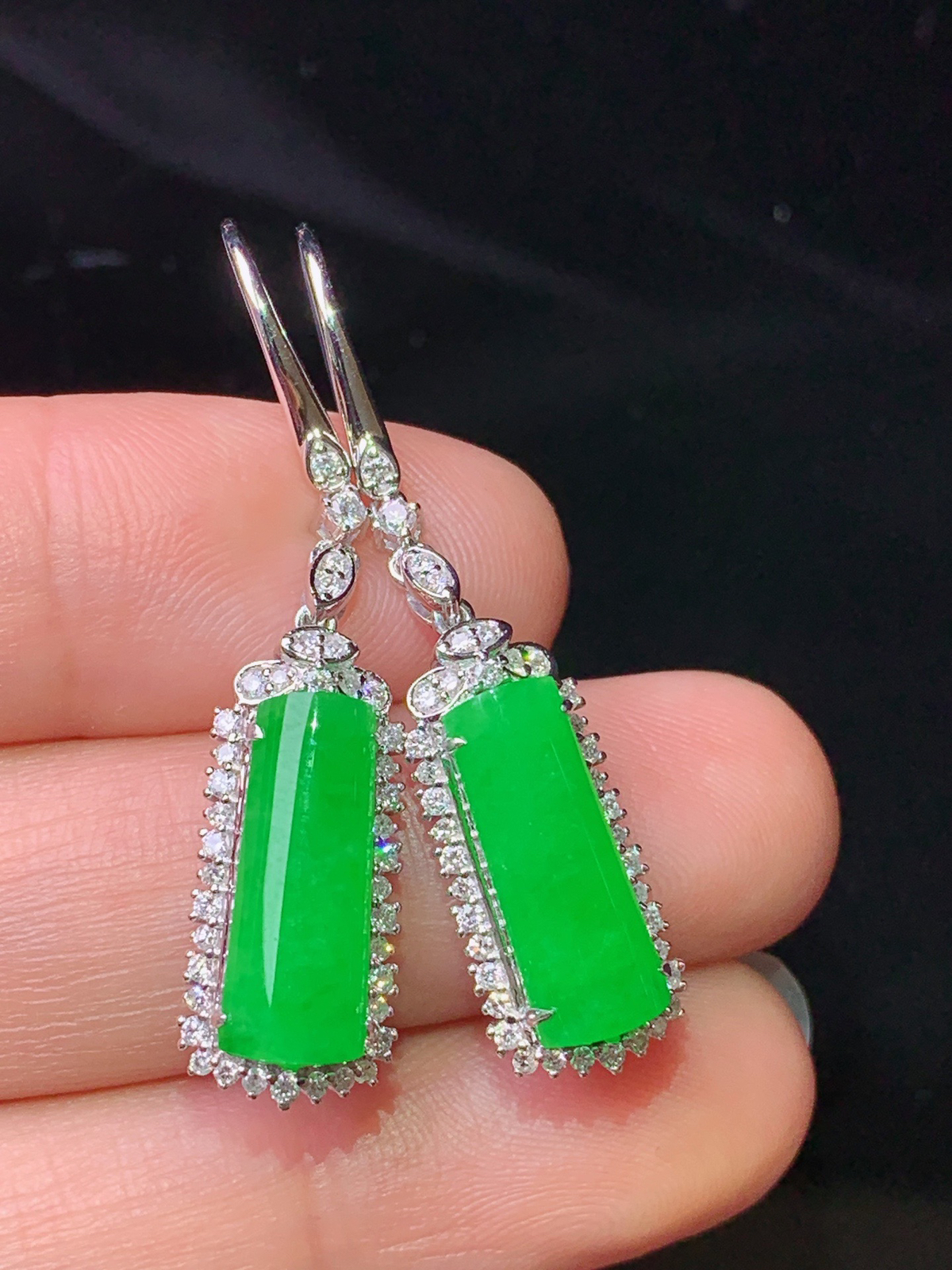 18k金钻镶嵌满绿玉柱耳坠 玉质细腻 色泽清新艳丽 整体尺寸39.5*8.8*6.2
