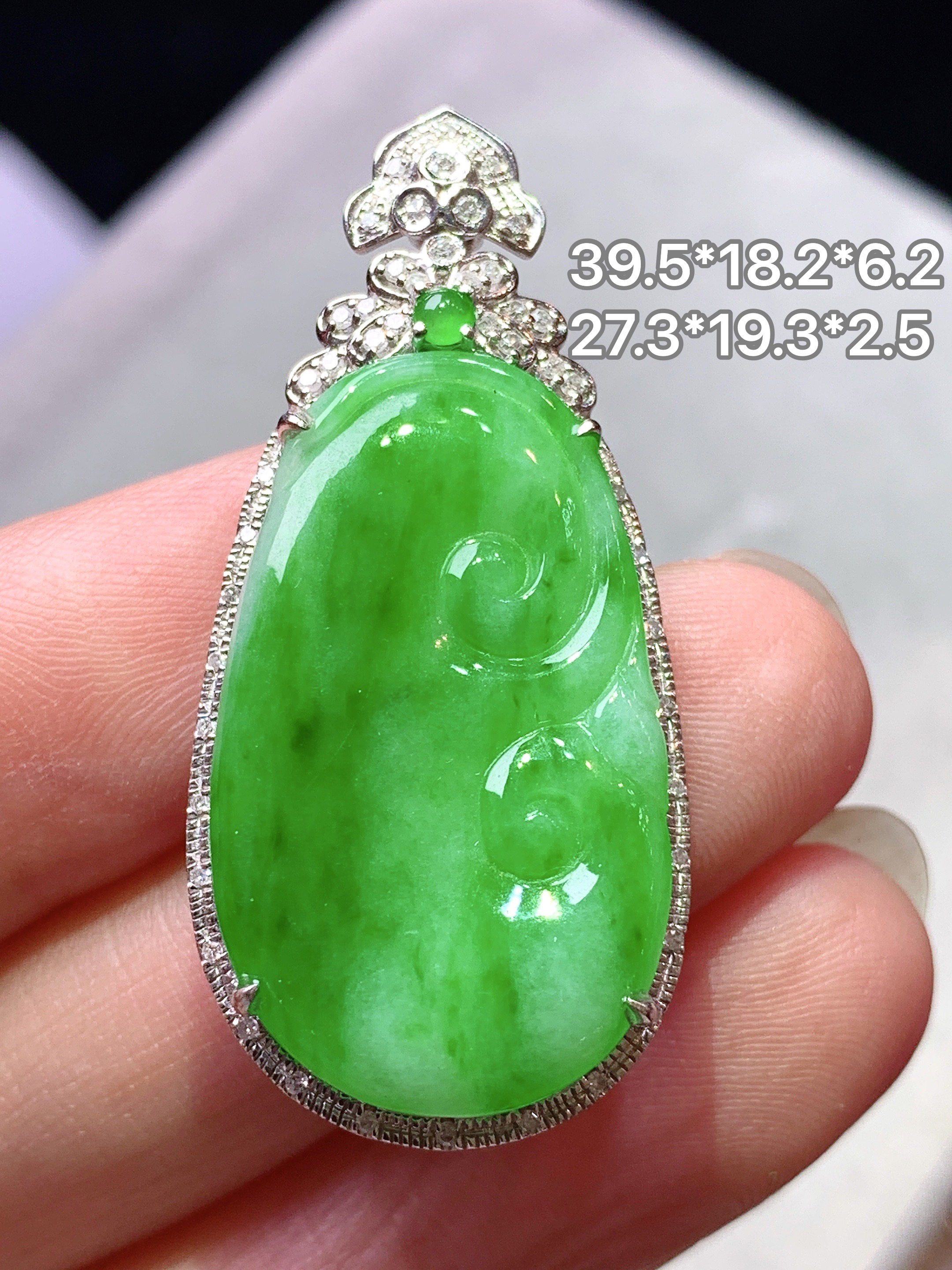 18k金钻镶嵌阳绿如意吊坠 玉质细腻 色泽艳丽清新 水润亮眼 整体尺寸39.5*18.2*6.2yz