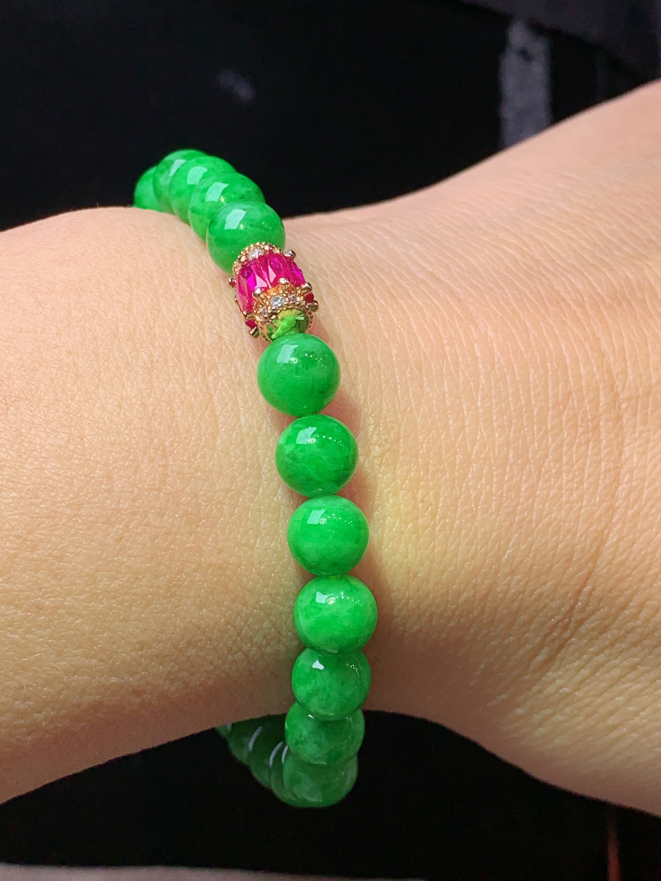 满绿圆珠手链 玉质细腻 色泽艳丽清新 水润亮眼 整体尺寸7