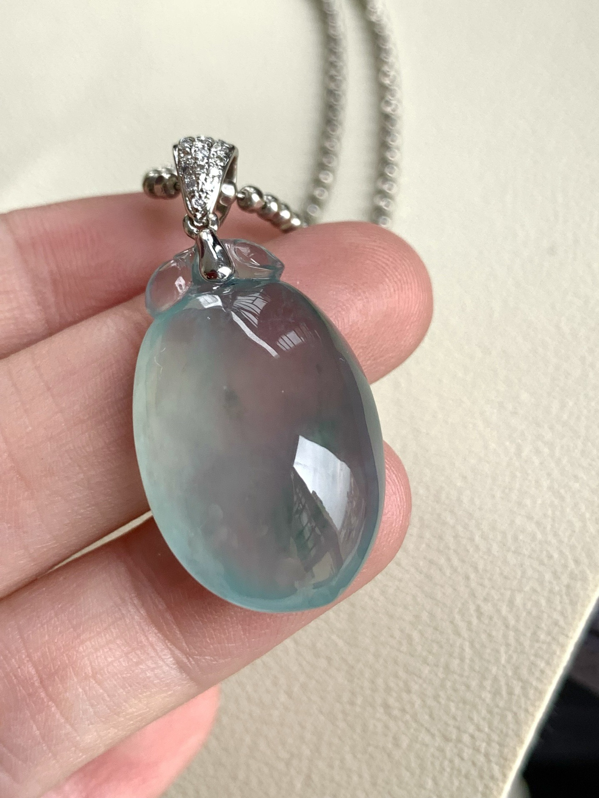 18k金镶嵌福瓜吊坠飘花灵动，种老细腻形体佳尺寸：成品：34.8*16.9*8.8，裸石：26.1*16.9*8.8..