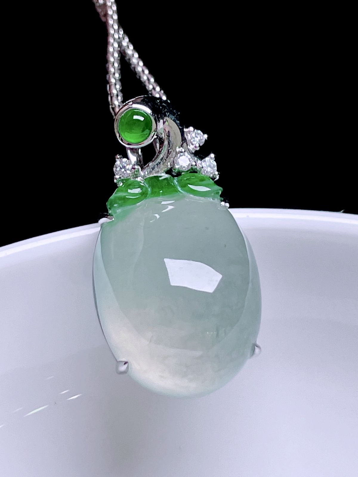 冰飘绿花福瓜 
花色灵动，种老起光饱满，18k金镶嵌
整体：24/12.8/9.3
裸石：17/12