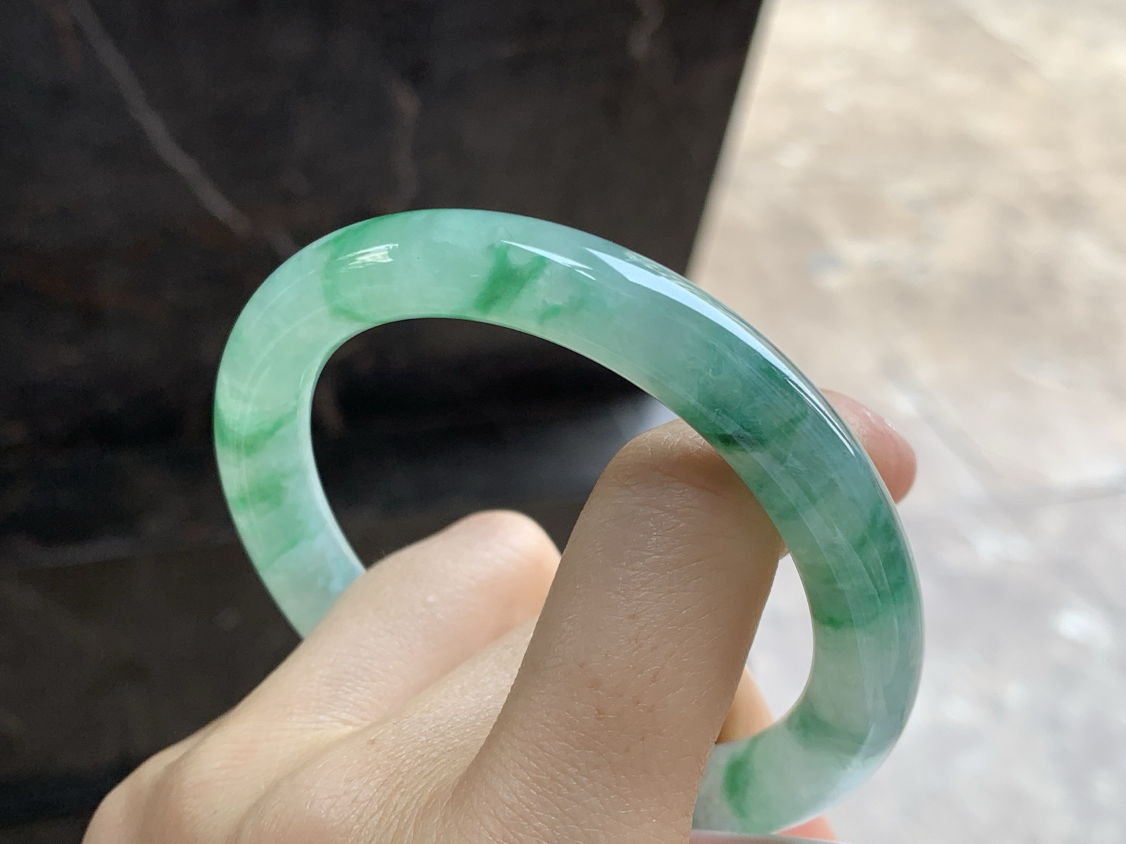 56.5-9.9

飘绿花圆条手镯^_^水润十足 绿花点缀