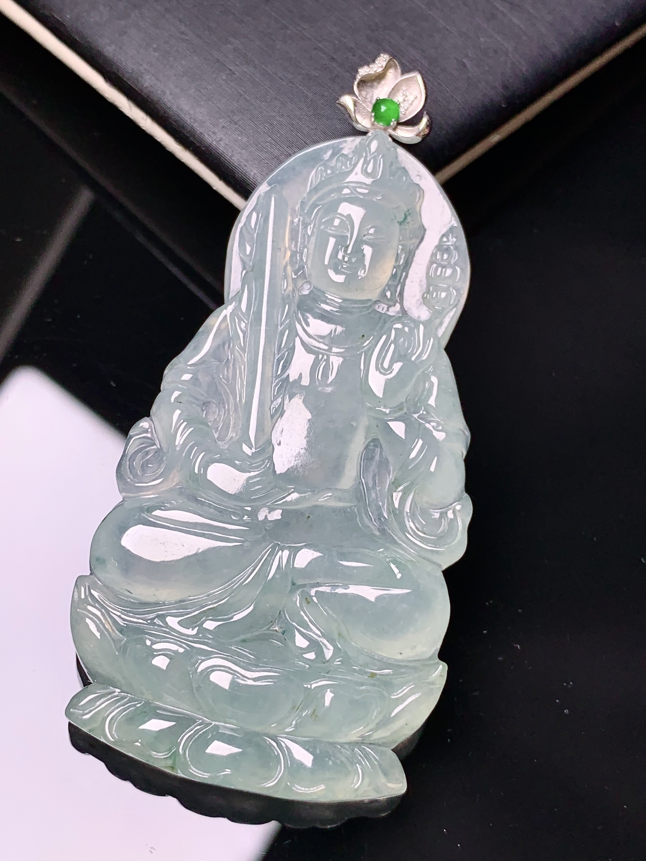 18k金镶嵌冰种大势至观音菩萨吊坠 玉质细腻 色泽艳丽清新 水润亮眼 整体尺寸58.8*27.8*5.5c1