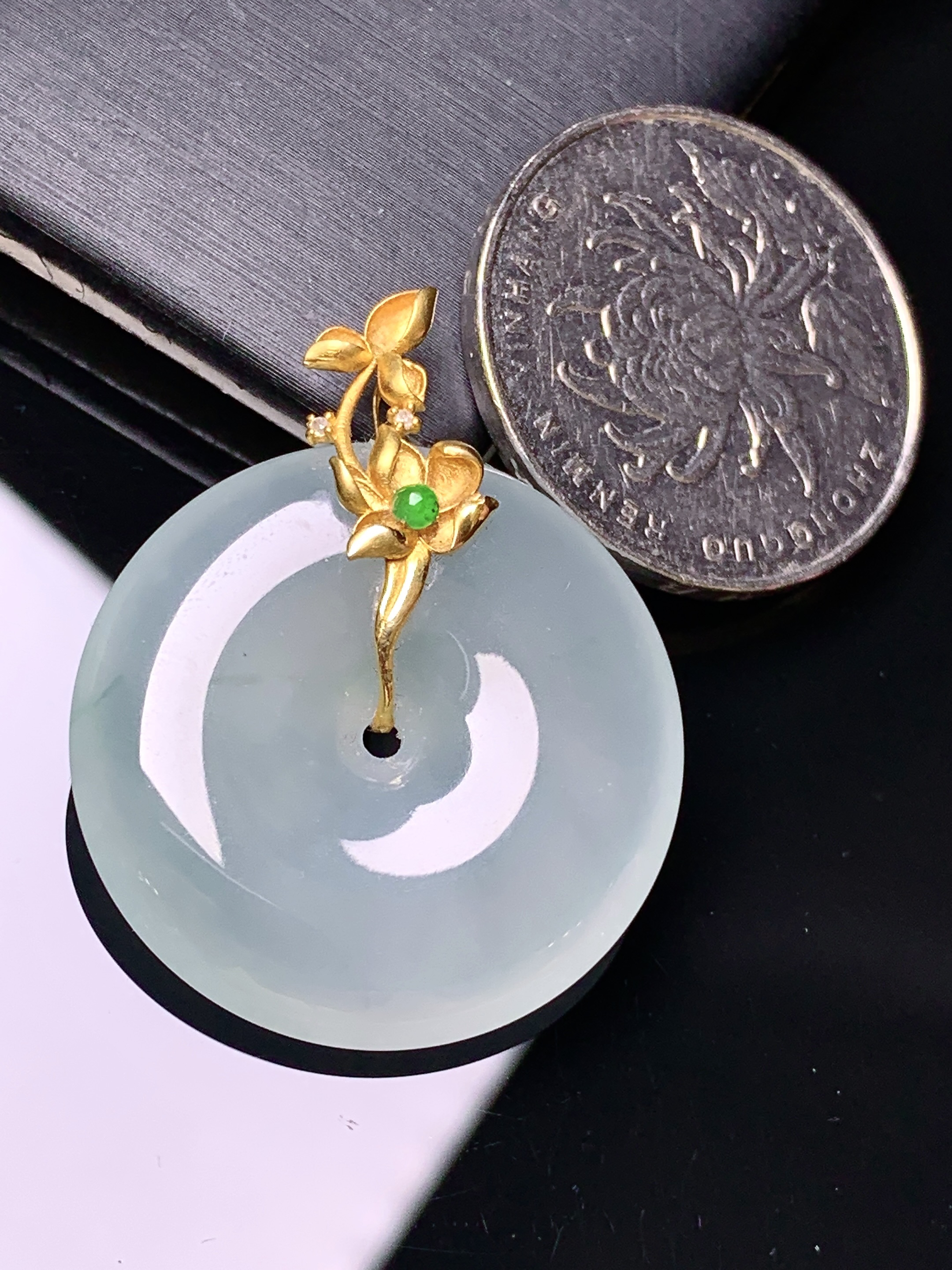 18k金钻镶嵌冰种平安扣吊坠 玉质细腻 色泽艳丽清新 水润亮眼 整体尺寸34*27.3*5.7yz