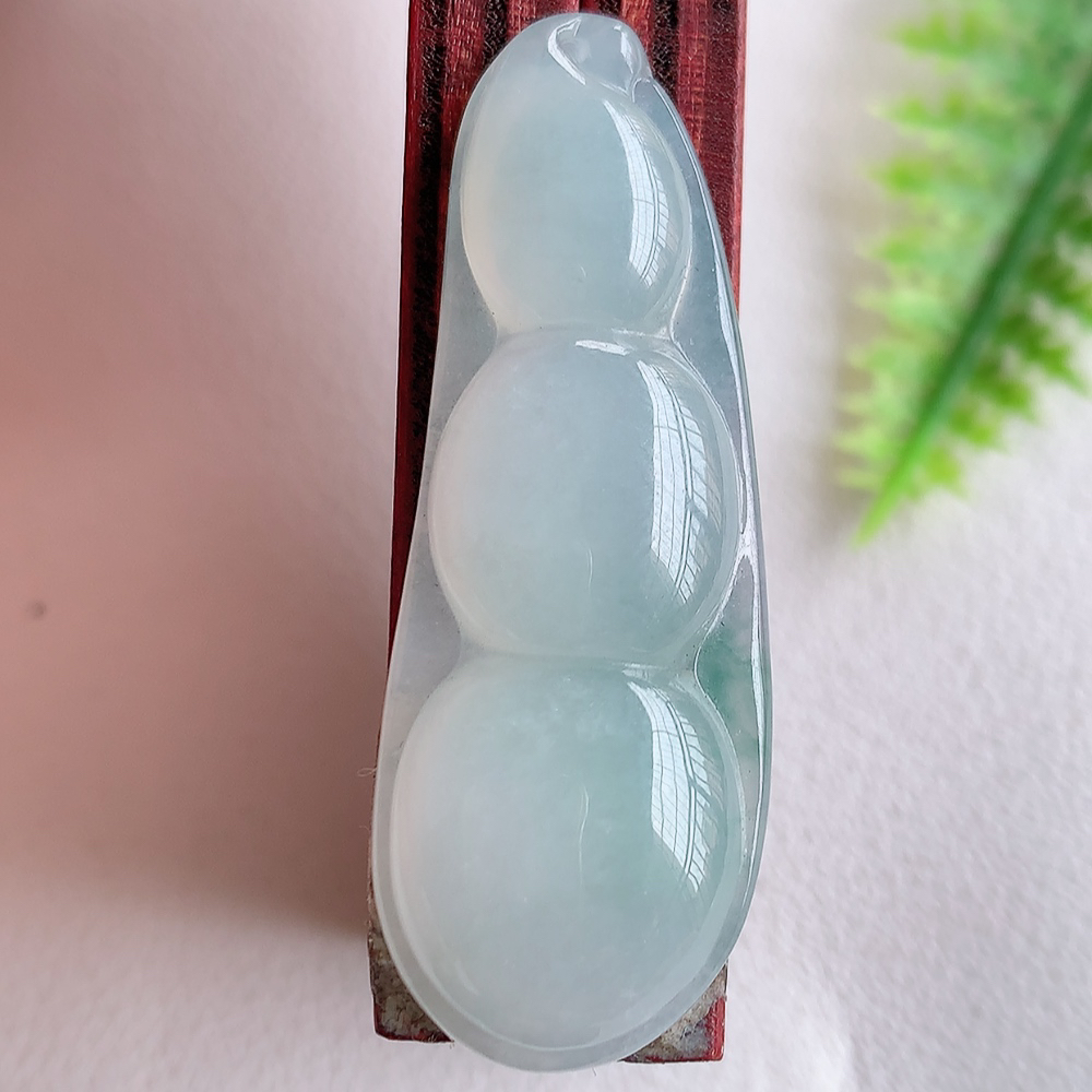 冰润飘花福豆翡翠挂件，老种飘花  冰清玉洁  胶感十足  寓意“四季平安，福气满满”颜色鲜艳，清新自然，饱满通透   W  357.22尺寸：42-15.5-5.8mm