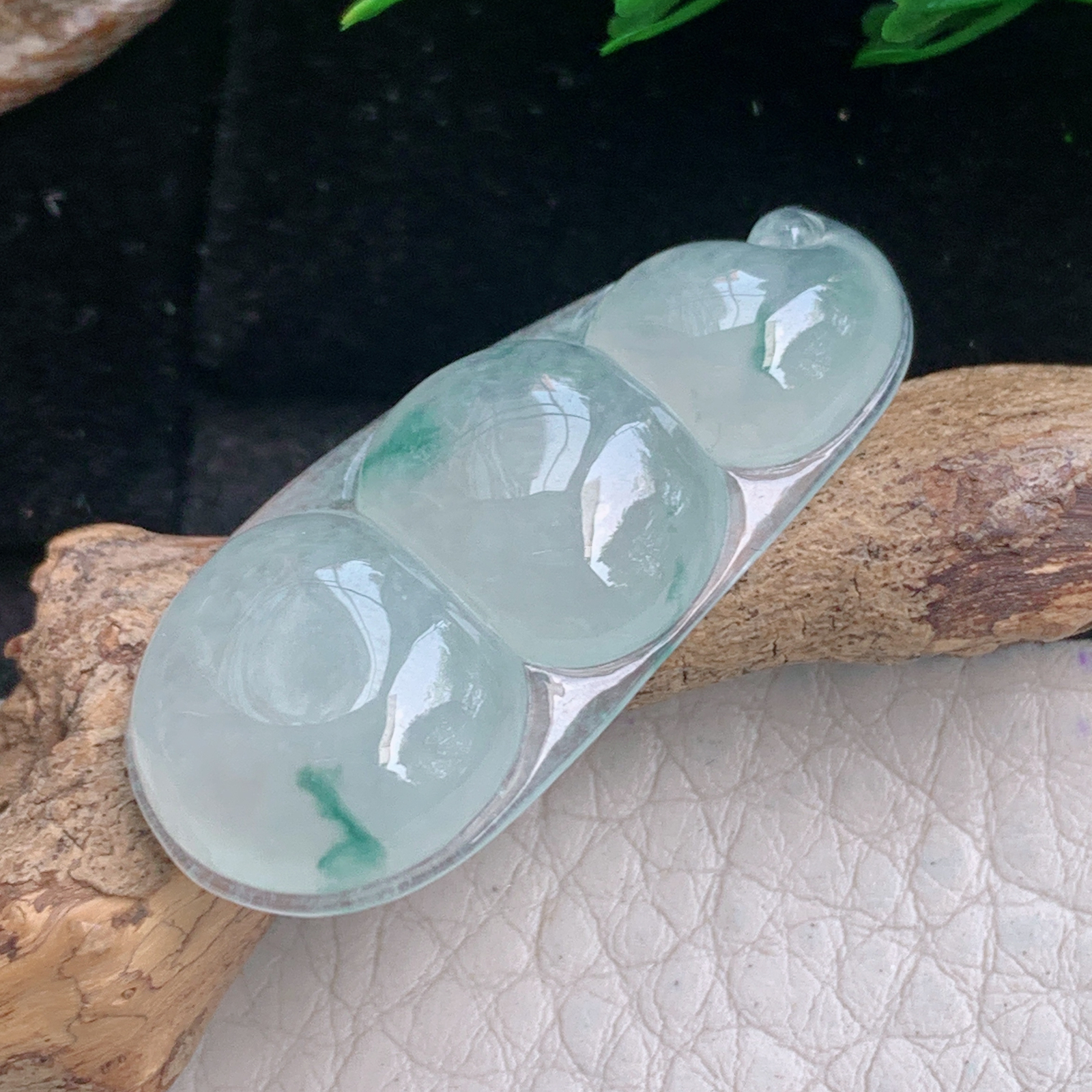 lz实拍37.5*17.3*6天然缅甸翡翠冰飘花饱满平安豆 福豆玉吊坠 玉挂件