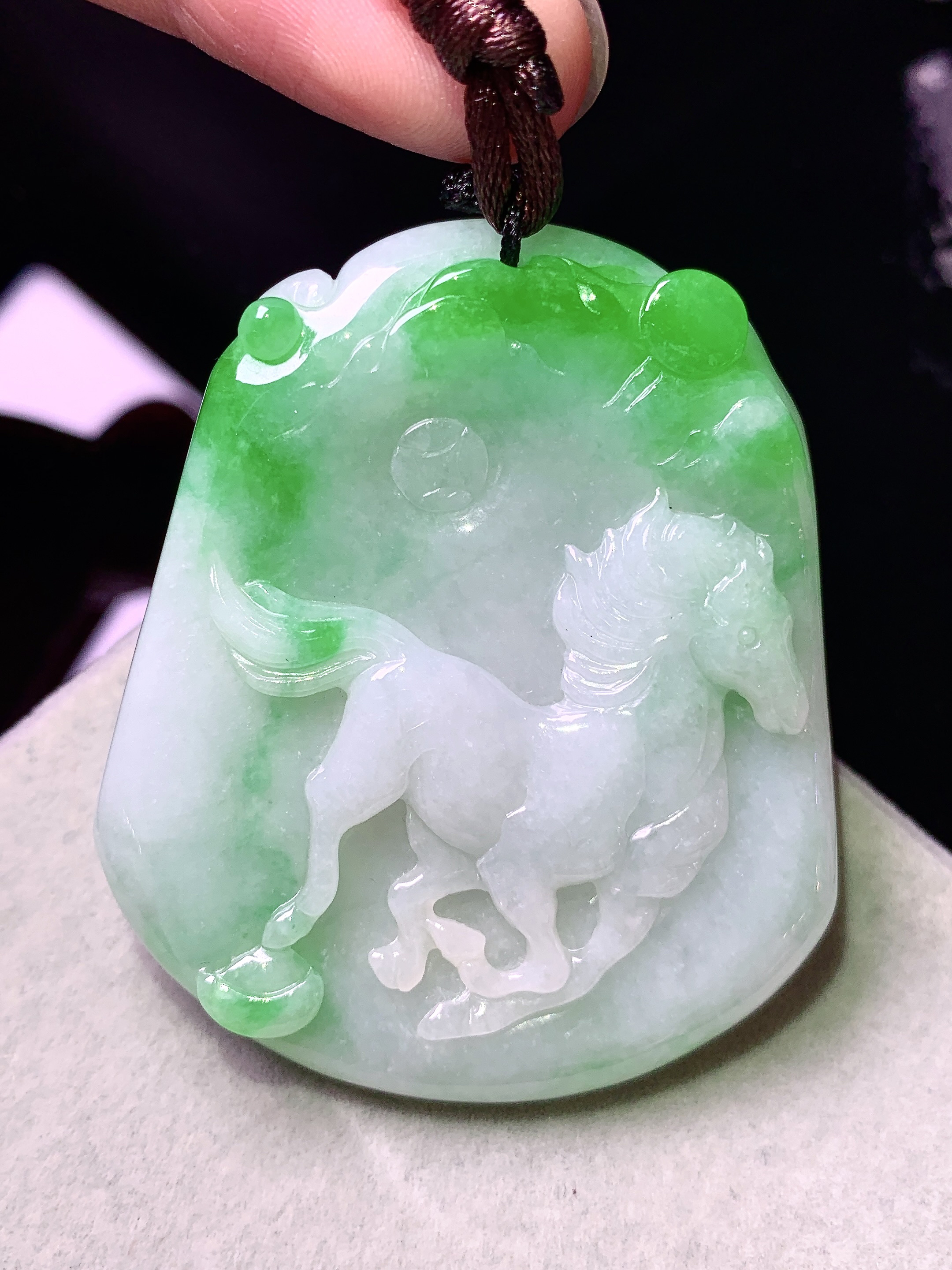 飘绿马牌吊坠 玉质细腻 色泽艳丽清新 水润亮眼 整体尺寸51*43*5.8b2