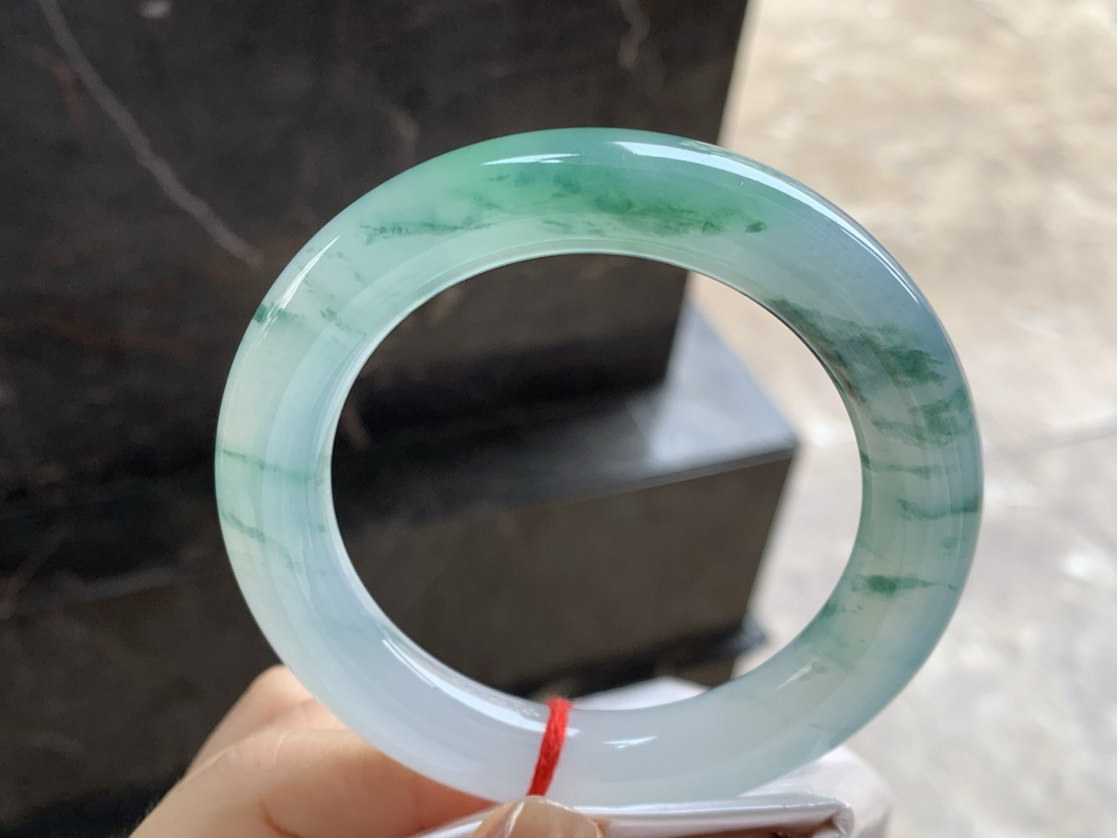 57.5-11.4

飘绿花圆条手镯^_^底子细腻干净 绿花点缀