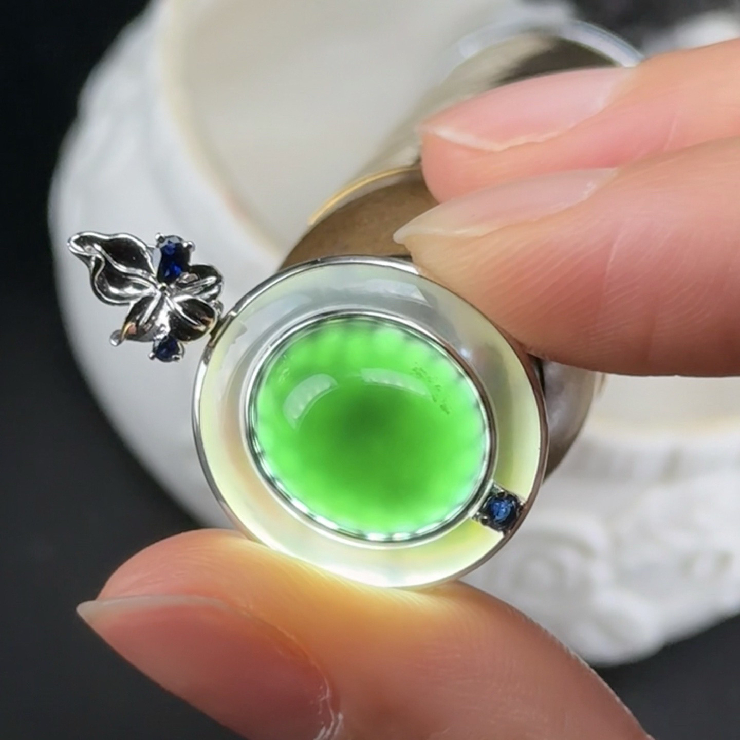 精品18k墨翠蛋面女士吊坠 种好色正 黑度极好 打灯通透 油性十足 尺寸29.7