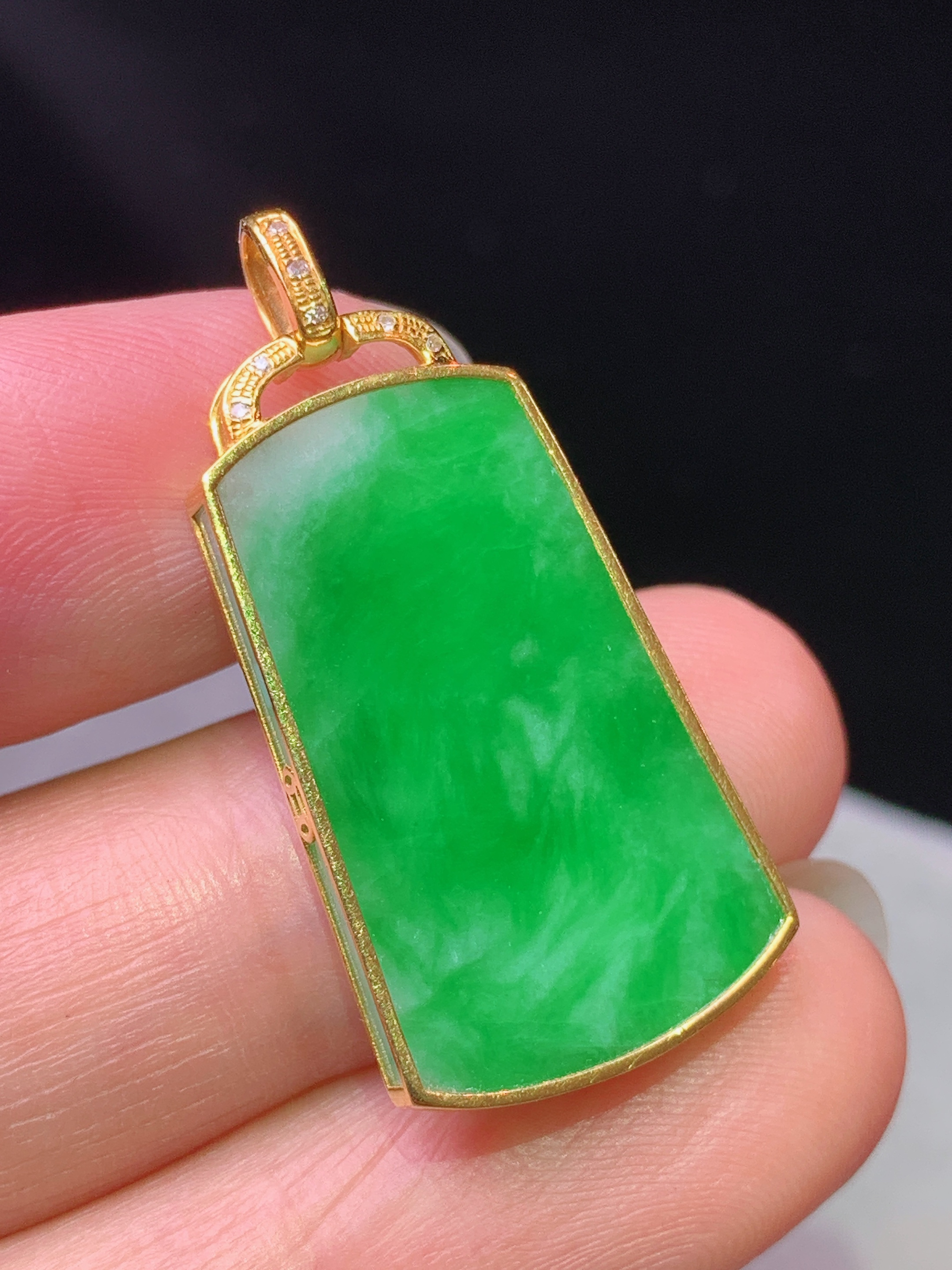 18k金钻镶嵌阳绿无事牌吊坠 玉质细腻 色泽艳丽清新 水润亮眼 整体尺寸32.2*15.5*2.8L4