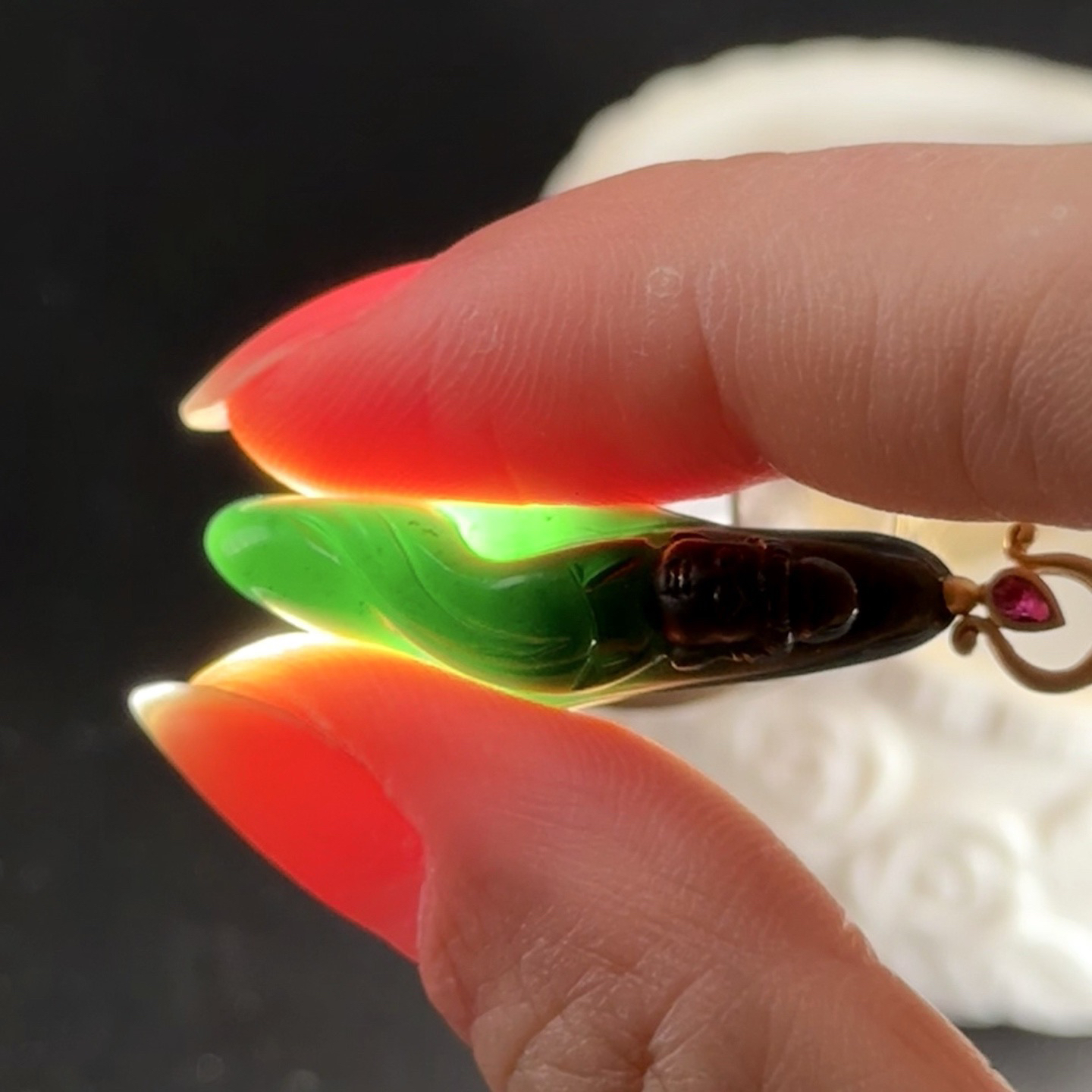 墨翠宝宝观音 种好色正 黑度极好 打灯通透油性十足 尺寸39.4