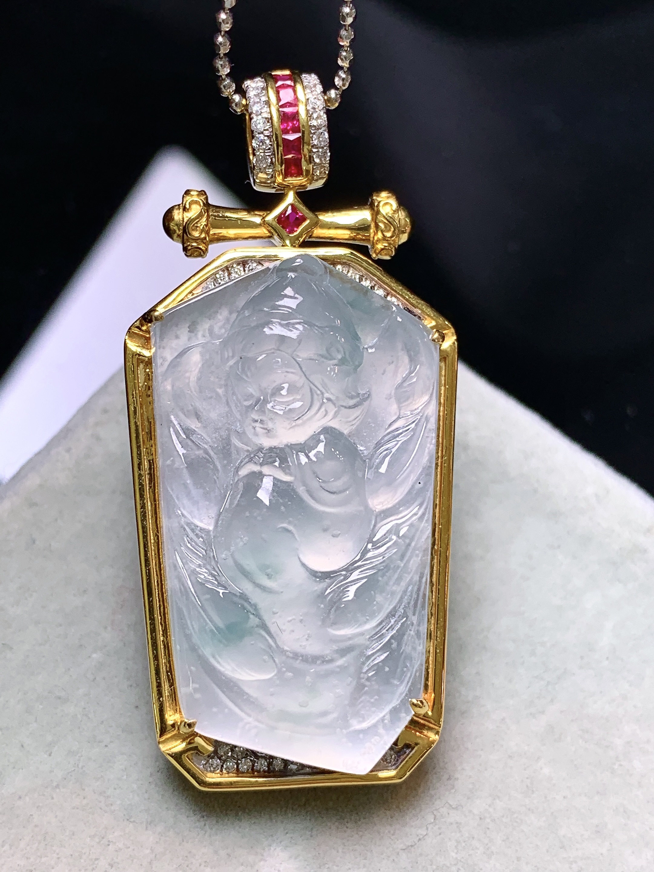 18k金钻镶嵌冰种宝宝观音吊坠 玉质细腻 色泽艳丽清新 水润亮眼 整体尺寸45.3*21.2*9.8m5