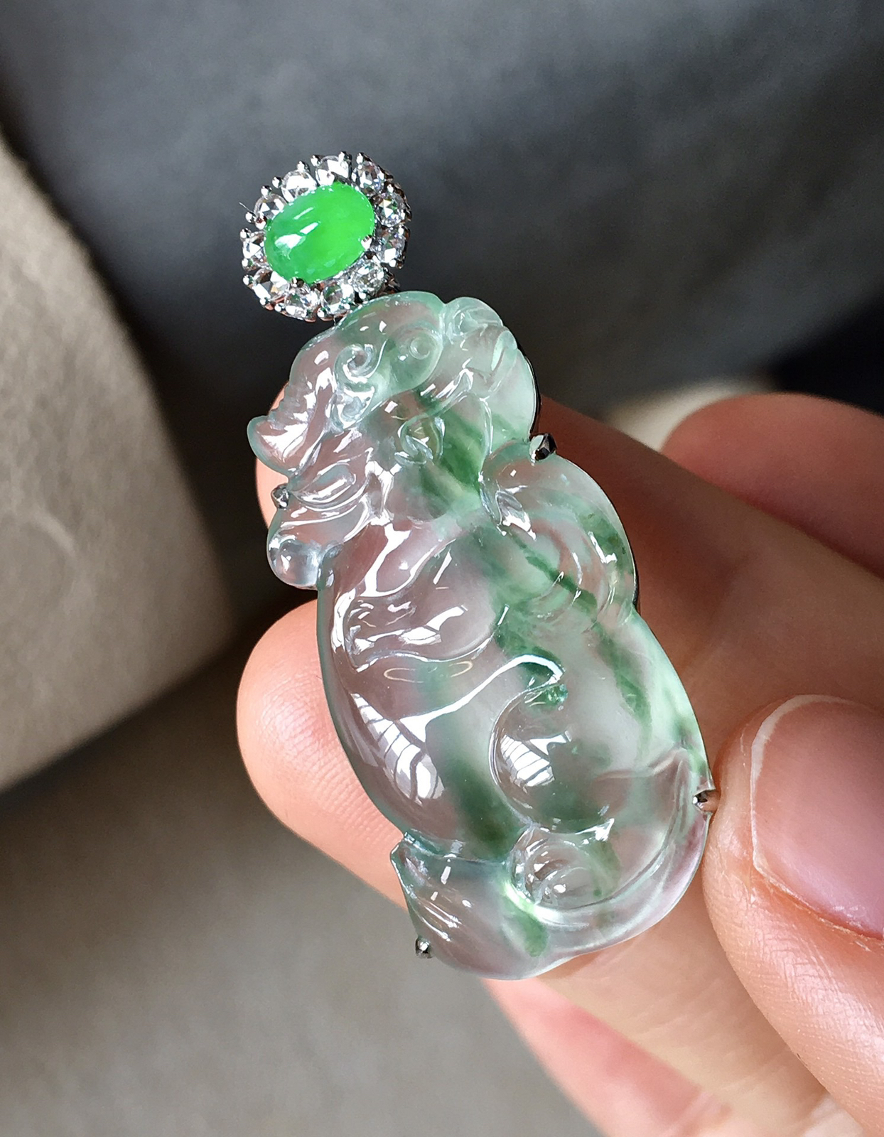 高冰飘绿貔貅，无纹裂，起光，实物更好看，裸石29.2/14.7/7整体36.6/15/7.6..