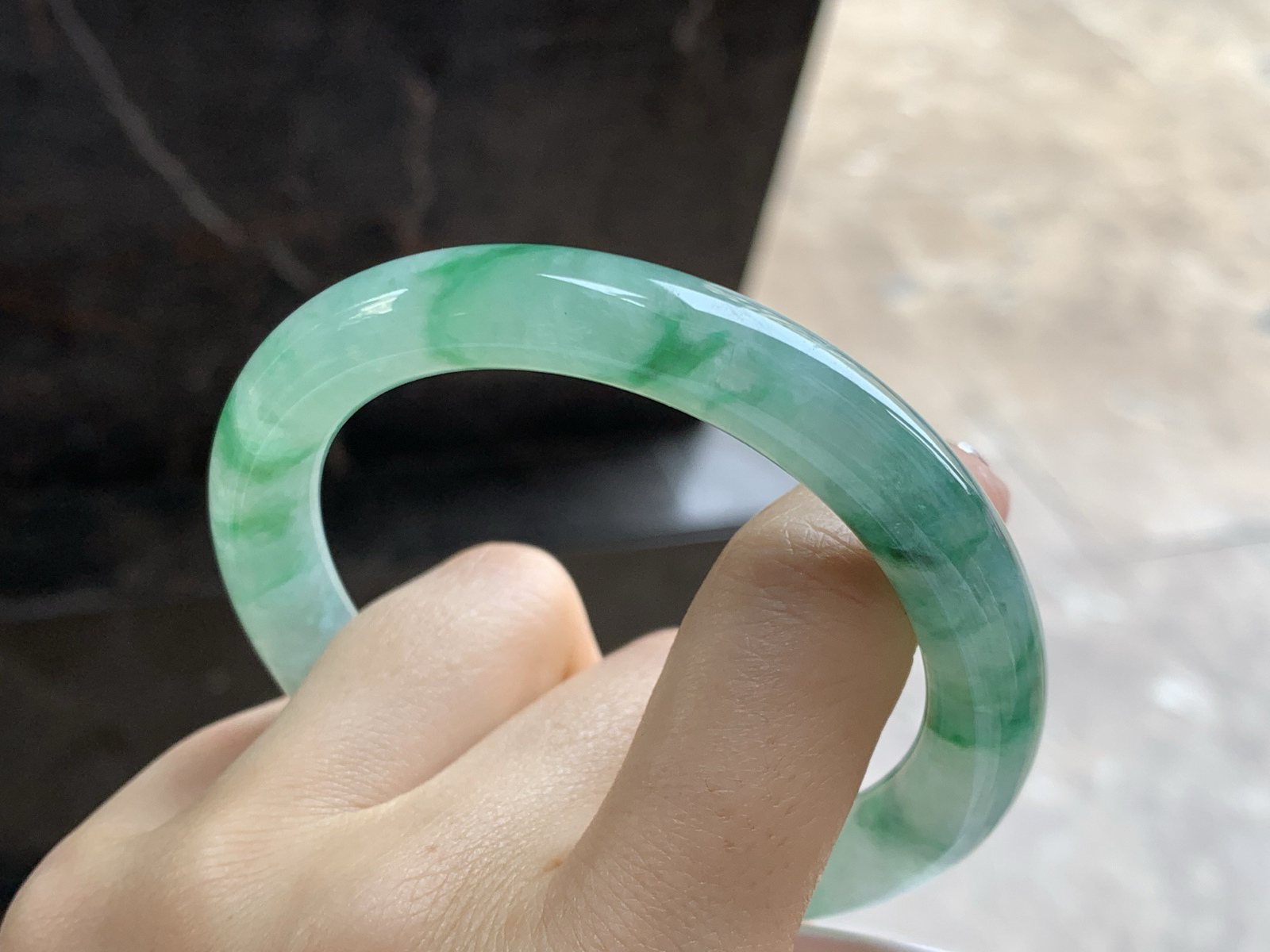 56.5-9.9

飘绿花圆条手镯^_^水润十足 绿花点缀