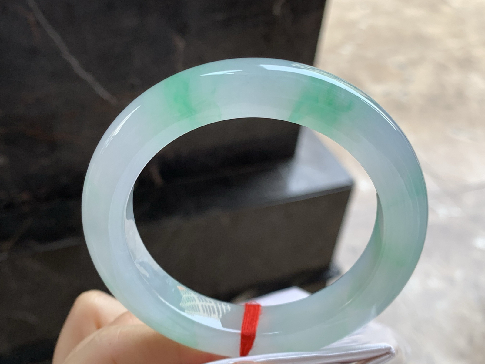 60-12.1-11.2

冰种带色大圈口手镯^_^有种有色～品质大圈口