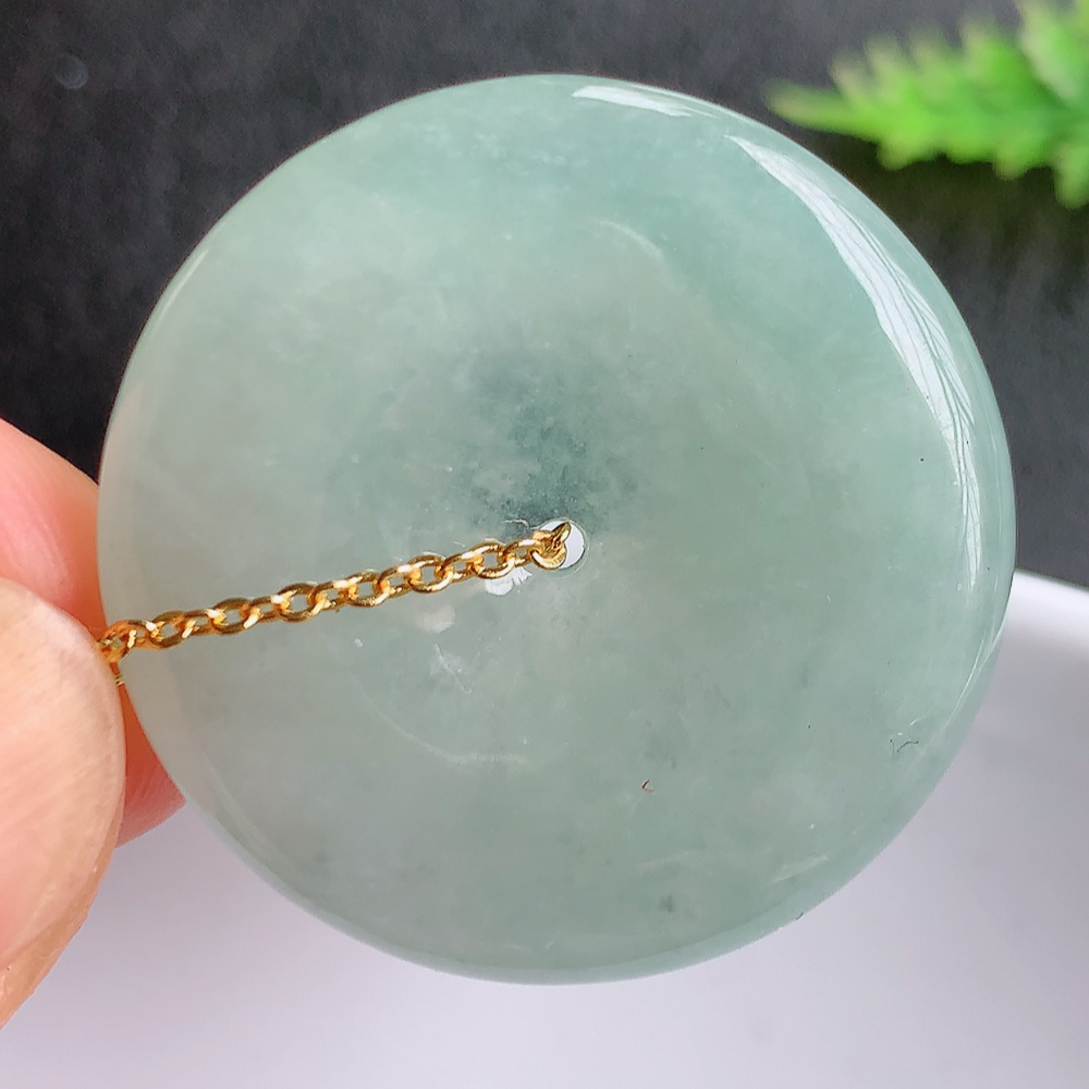 冰润平安扣挂件 吊坠 质地细腻，温润而泽，精雕平安扣光滑圆润，平安扣佑平安，赋予平安无事的意念，寓意