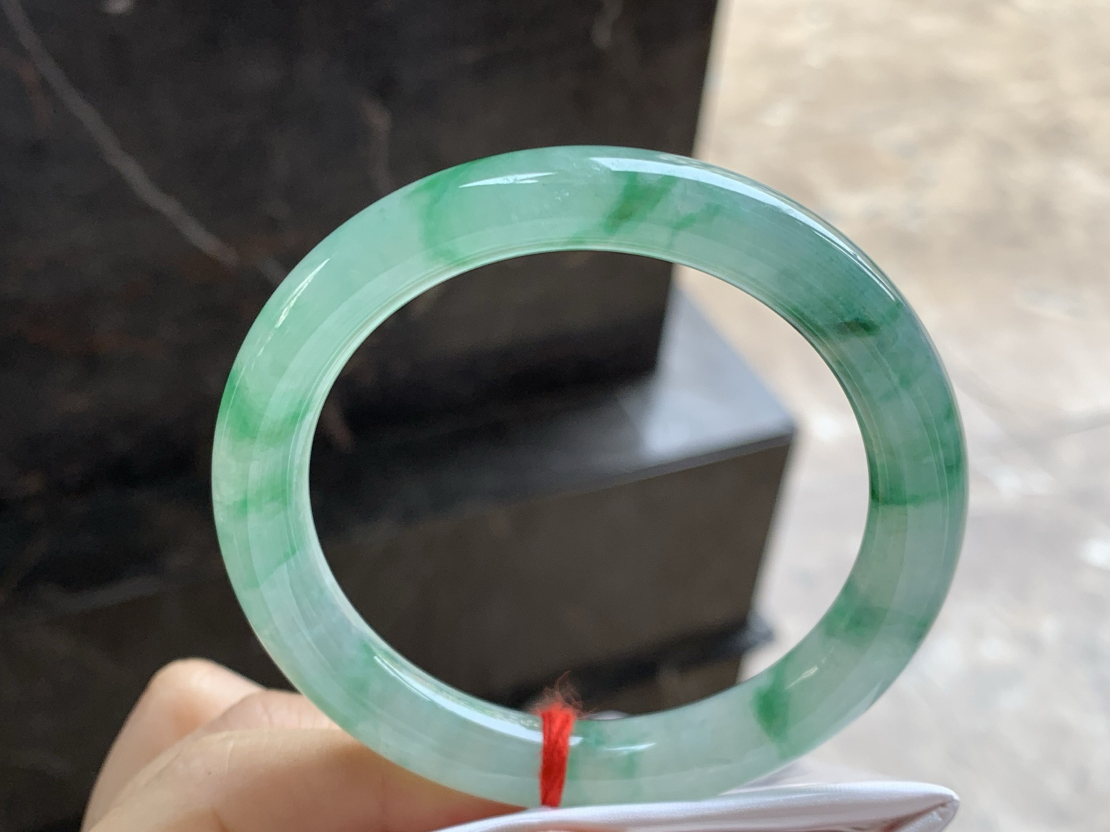 56.5-9.9

飘绿花圆条手镯^_^水润十足 绿花点缀