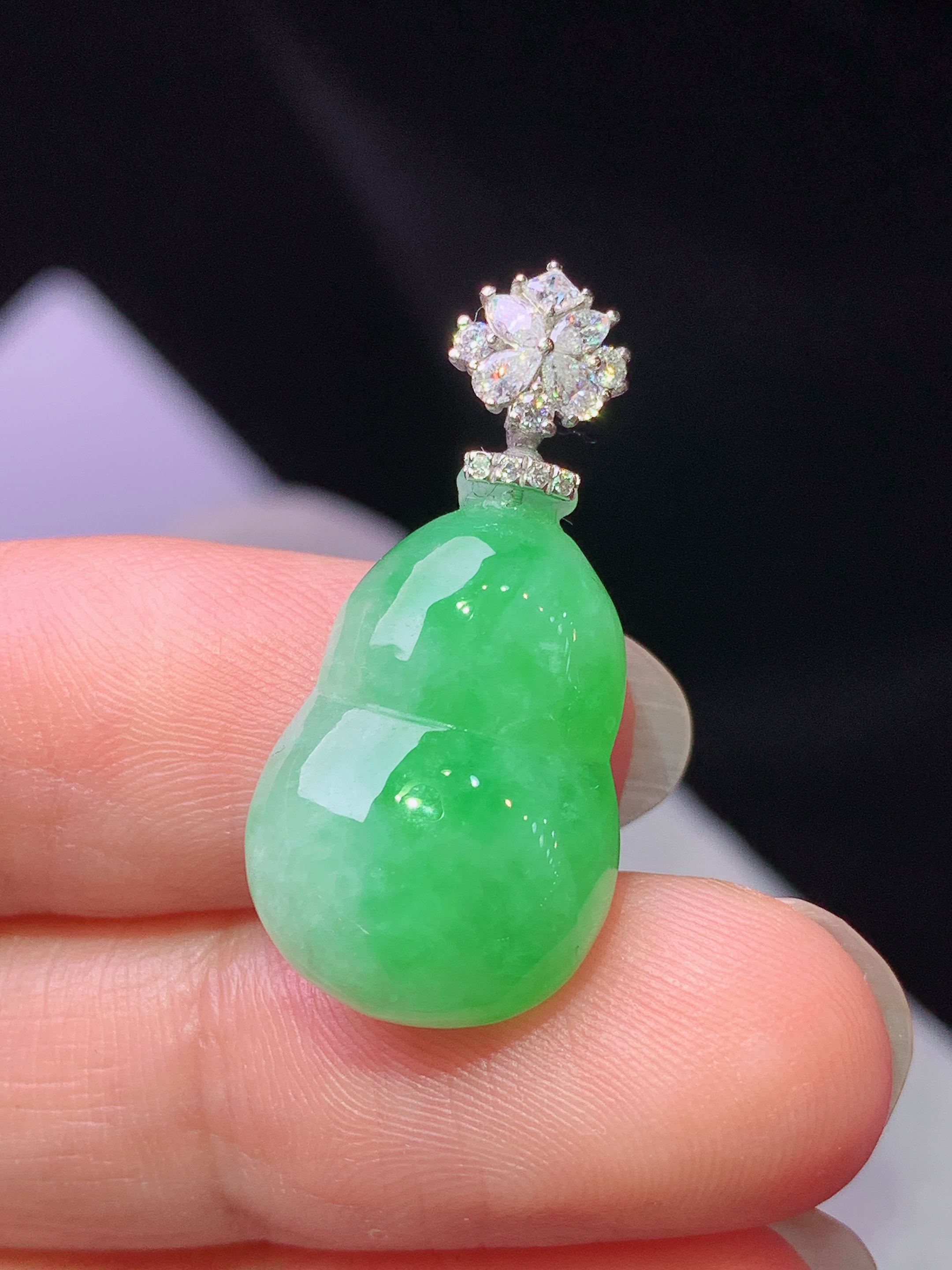 18k金钻镶嵌阳绿葫芦吊坠 玉质细腻 色泽艳丽清新 水润亮眼 整体尺寸27.7*13*6.2c1