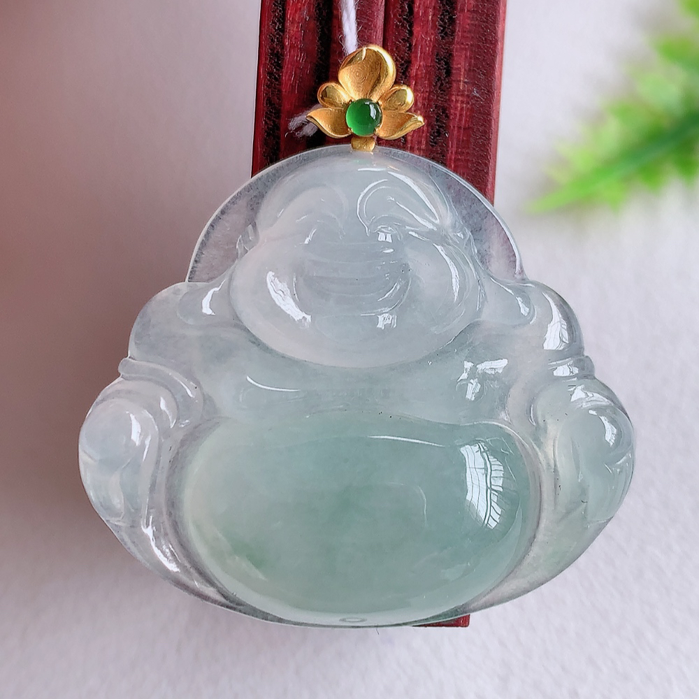 18k金扣冰润佛公挂件 玉质细腻  精雕弥勒佛，笑佛福耳垂肩，面相喜庆，开怀大笑，憨态可掬。惟妙惟肖