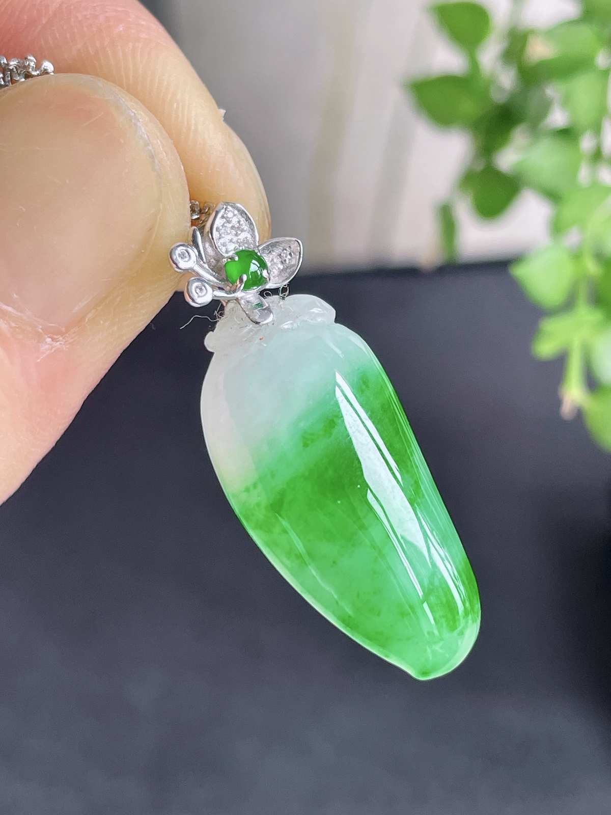 【镶嵌】冰飘绿花福瓜吊坠  
【说明】缅料 18k金镶嵌 性价比高 飘花
【整体】30.7
【裸石】24.4-12-6..