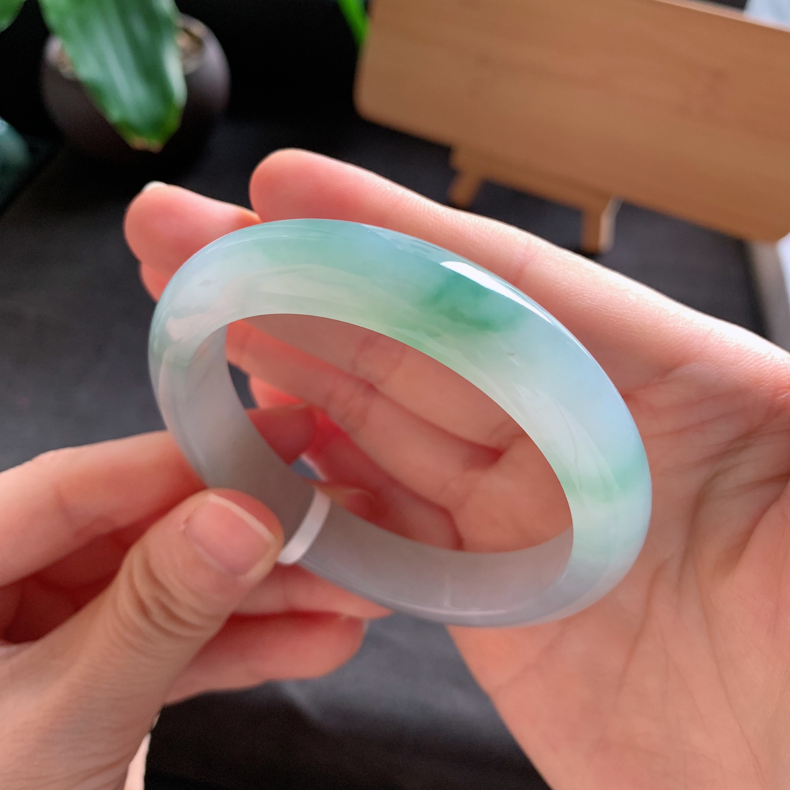 57圈口翡翠飘花手镯YW18297