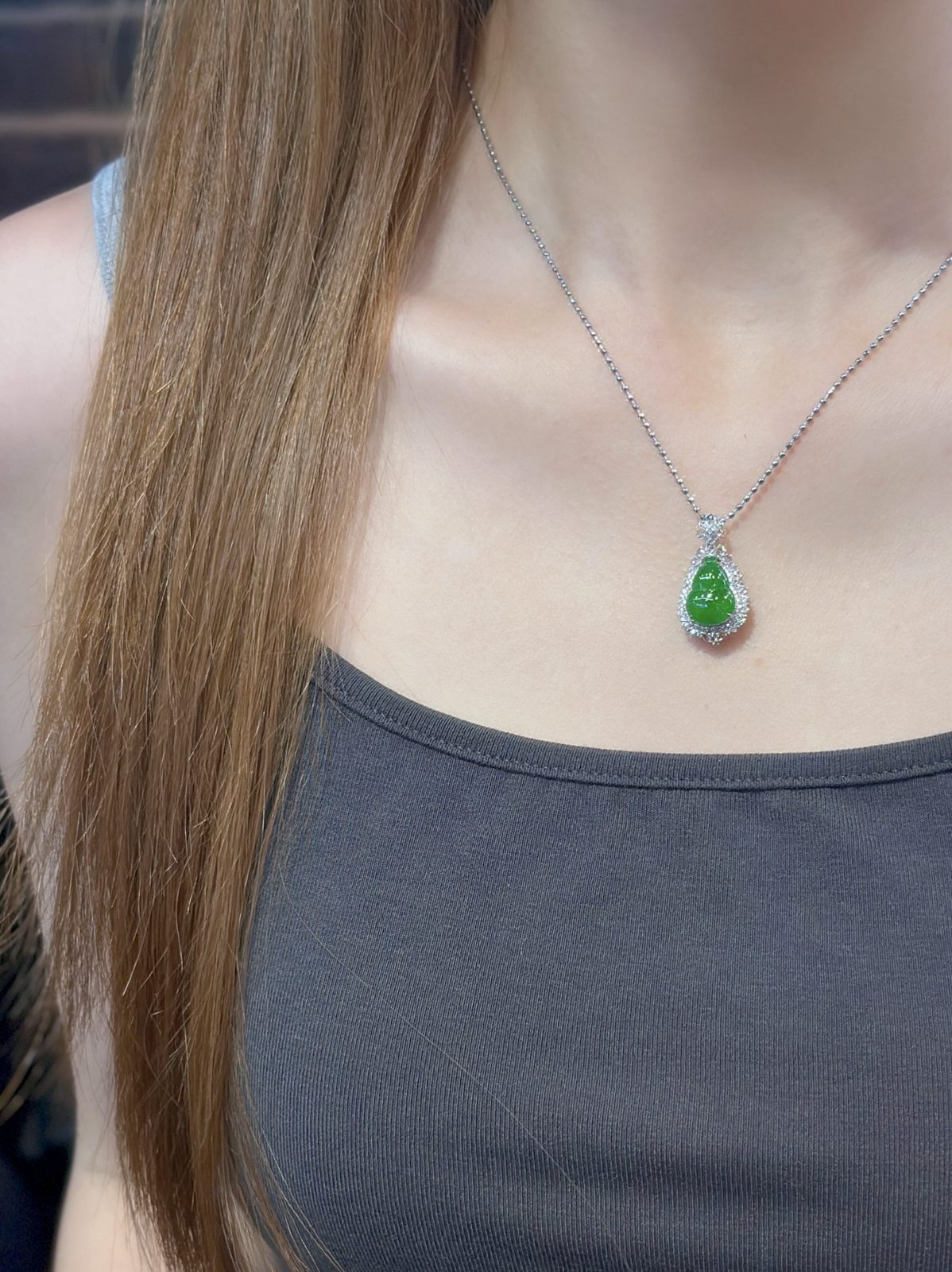 辣绿 葫芦 
18k金，尺寸：27.6-15.3-9mm..