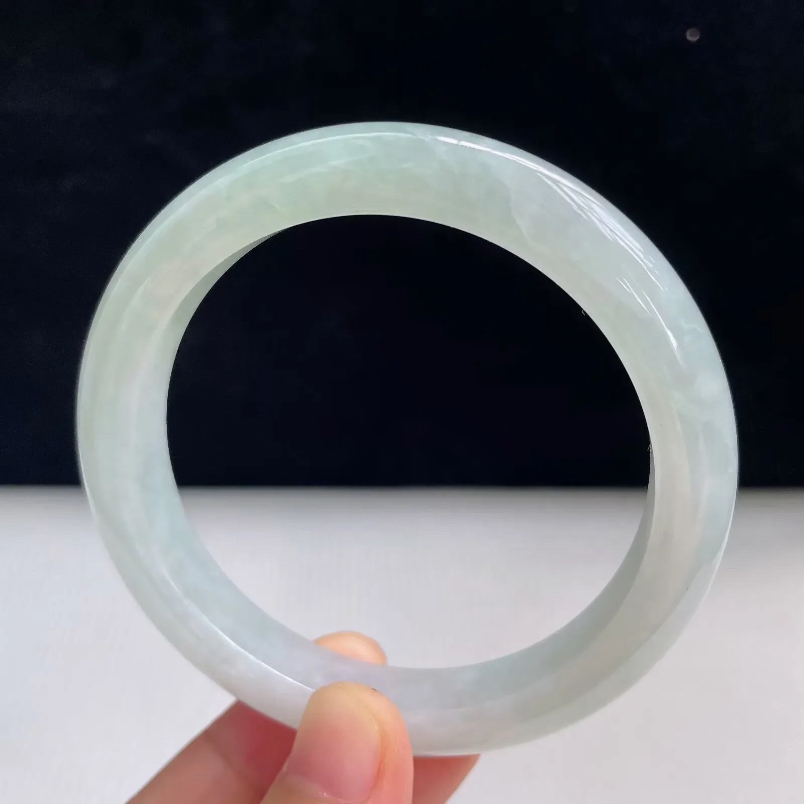 55mm自然光拍摄天然翡翠淡绿好种水正圈手镯43.42克