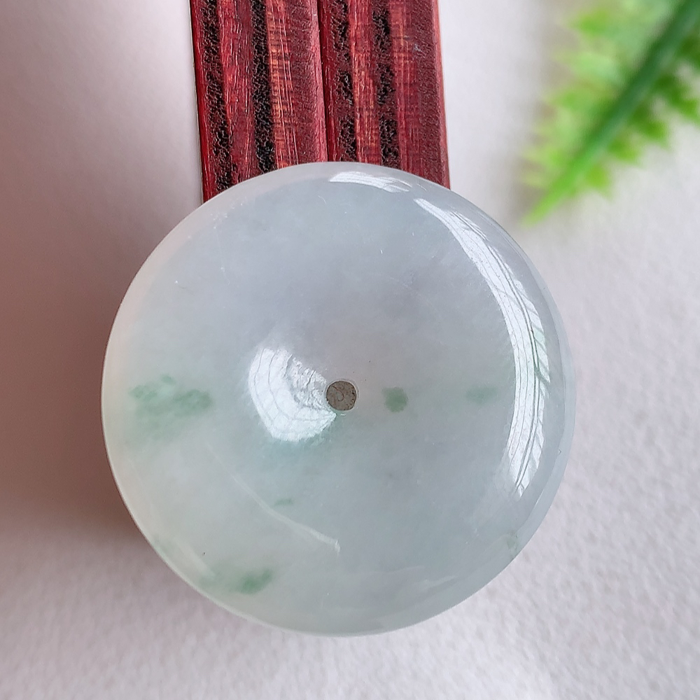 冰润飘花平安扣挂件 吊坠 质地细腻，温润而泽，精雕平安扣光滑圆润，平安扣佑平安，赋予平安无事的意念，寓意守护，随心如意，无事无忧  W357.22尺寸：25.2-5.8mm