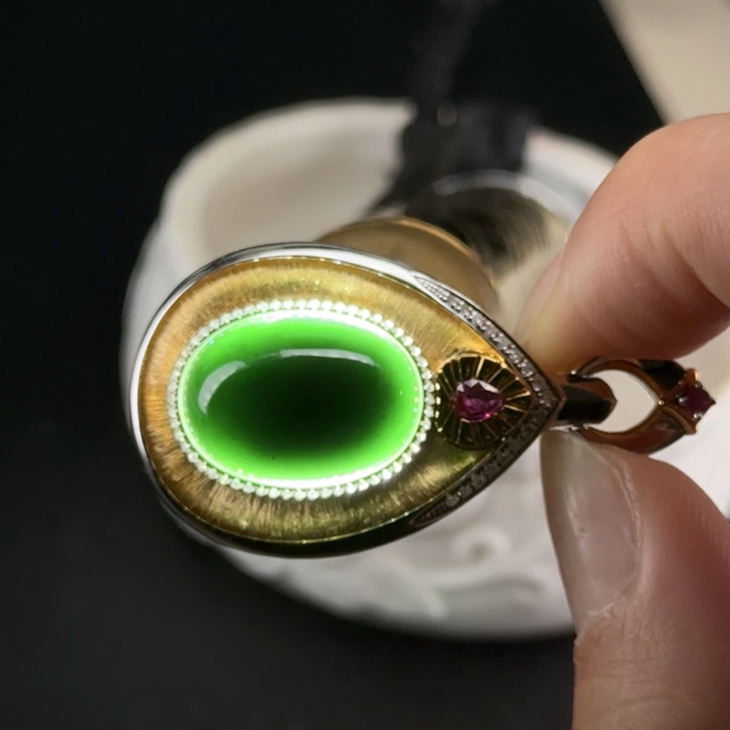 精品18k墨翠蛋面吊坠 种好色正 重金豪镶 打灯通透 黑度极好 尺寸43.6