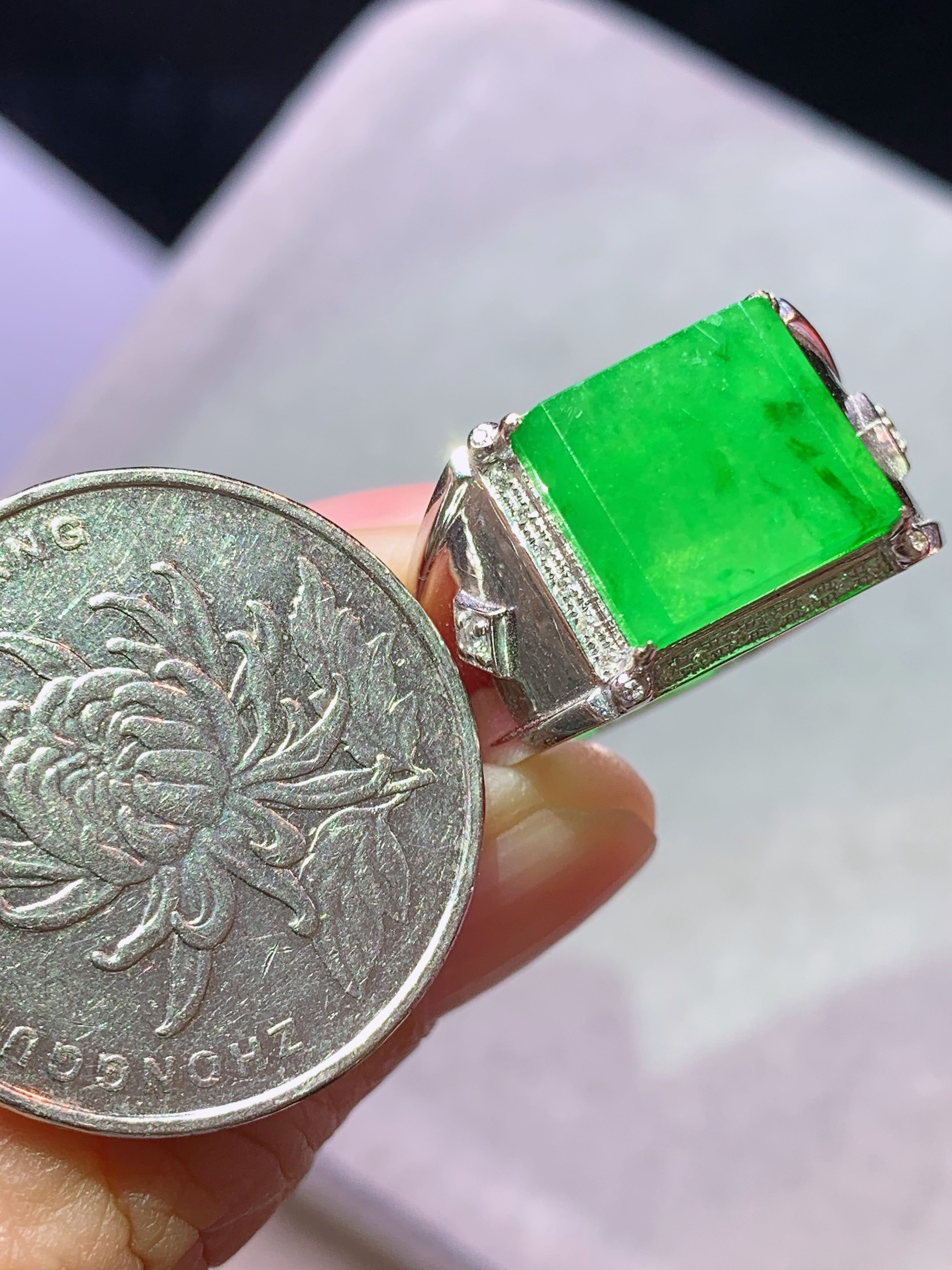 18k金钻镶嵌冰阳绿马鞍戒指 玉质细腻 色泽艳丽清新 水润亮眼 圈口16 整体尺寸9.8*11*2.5j3