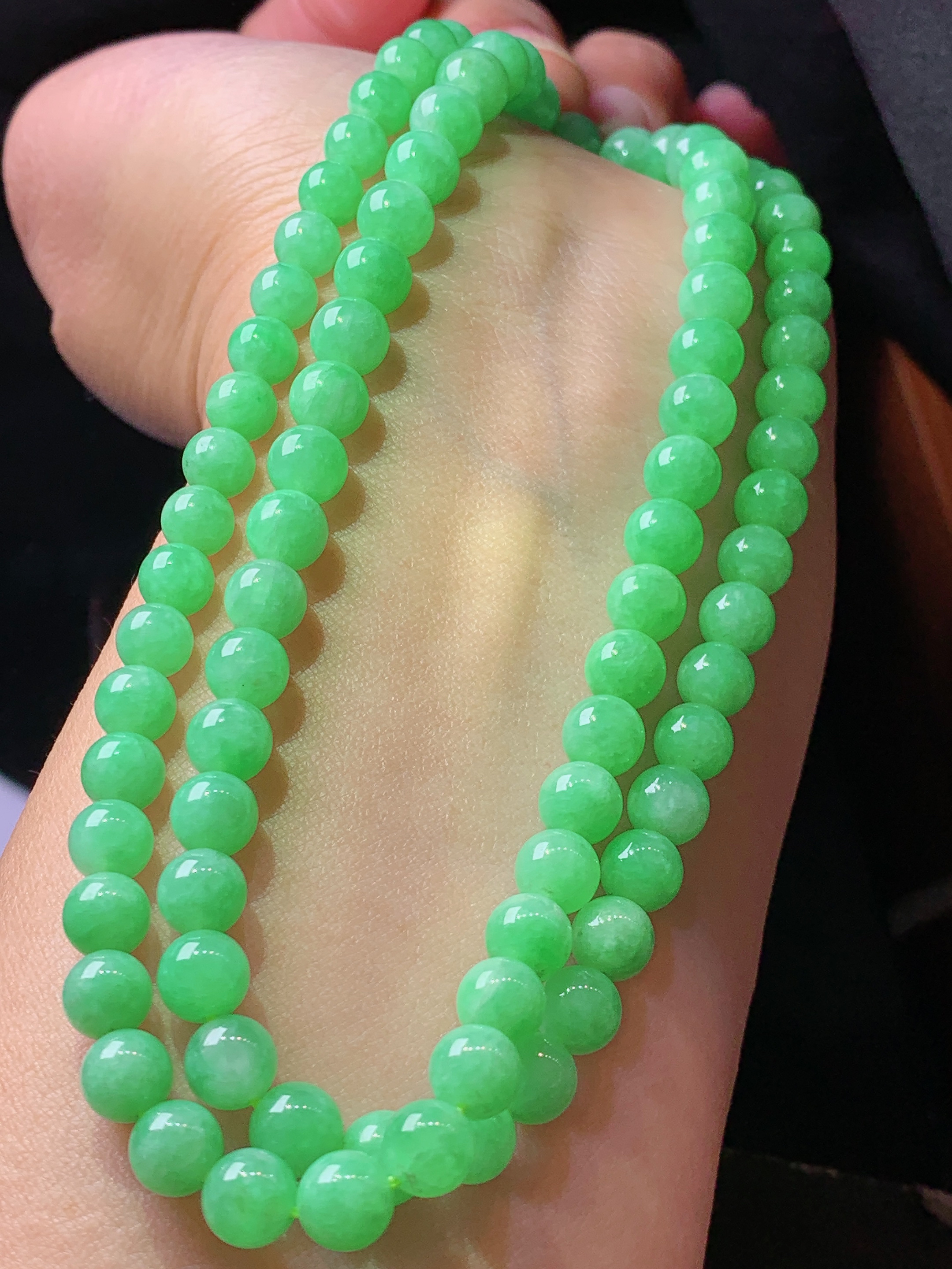 果绿圆珠项链 玉质细腻 色泽艳丽清新 水润亮眼 整体尺寸6.2p1