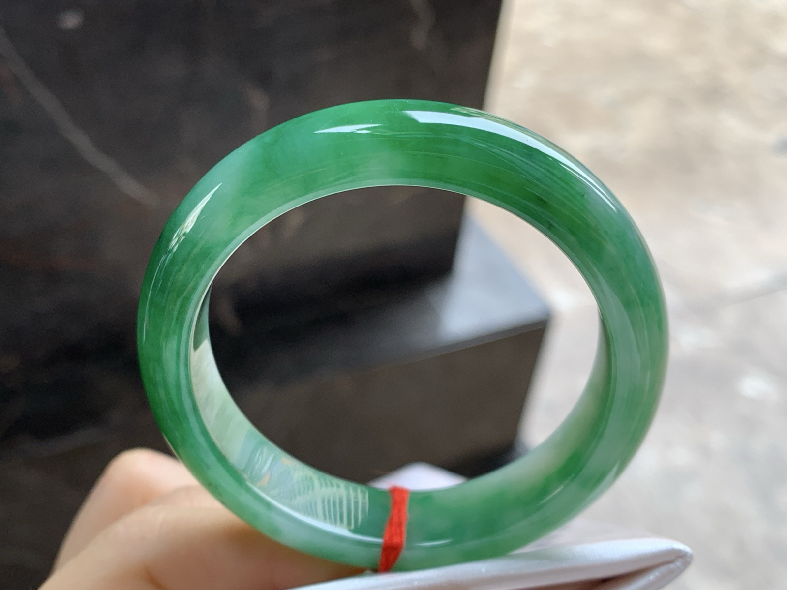 52-12.7-8

辣绿色手镯^_^底子细腻 绿色浓郁大气