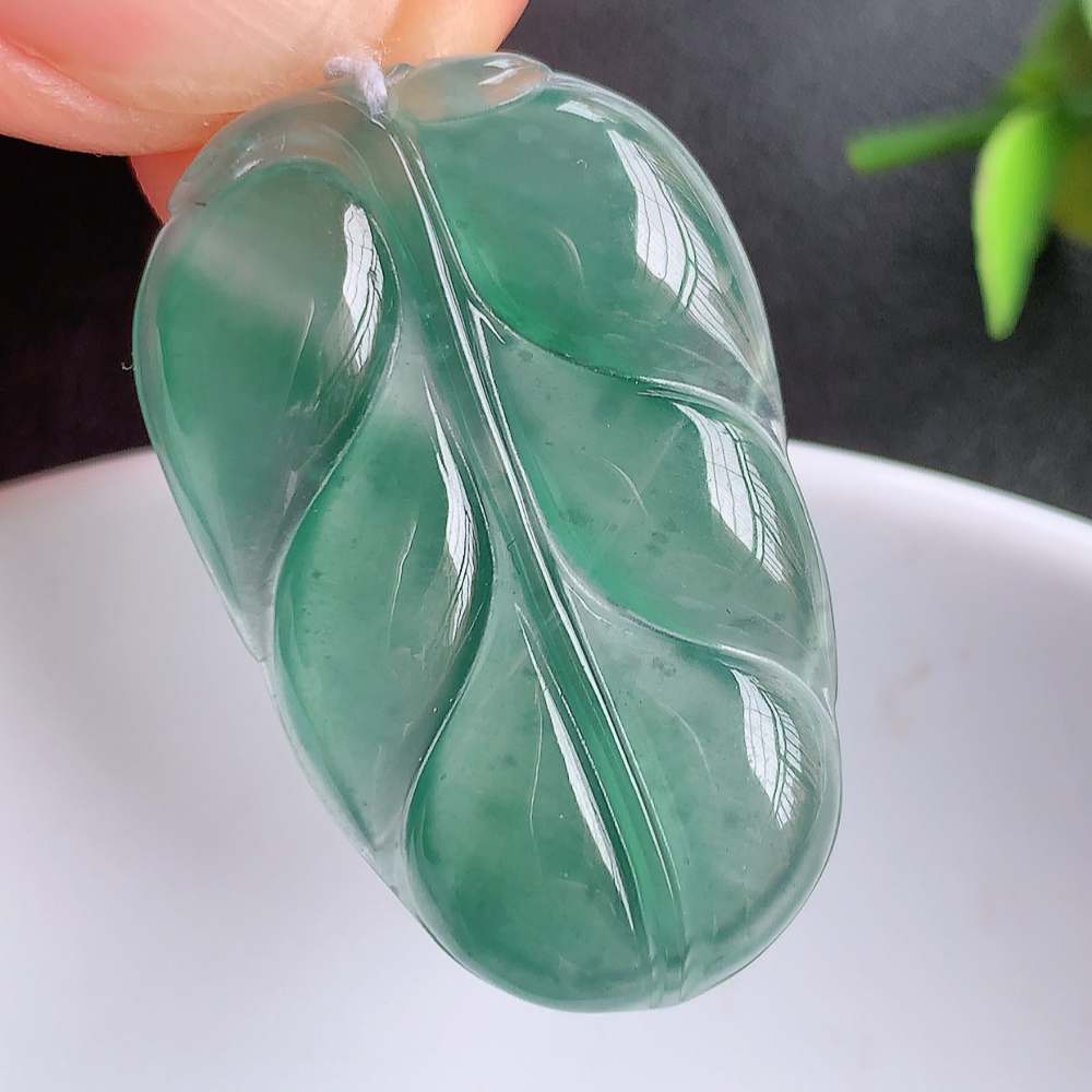 冰润金枝玉叶翡翠吊坠  寓意“金枝玉叶，大业有成，一夜成名”  饱满大气，水润通透。W1415.22