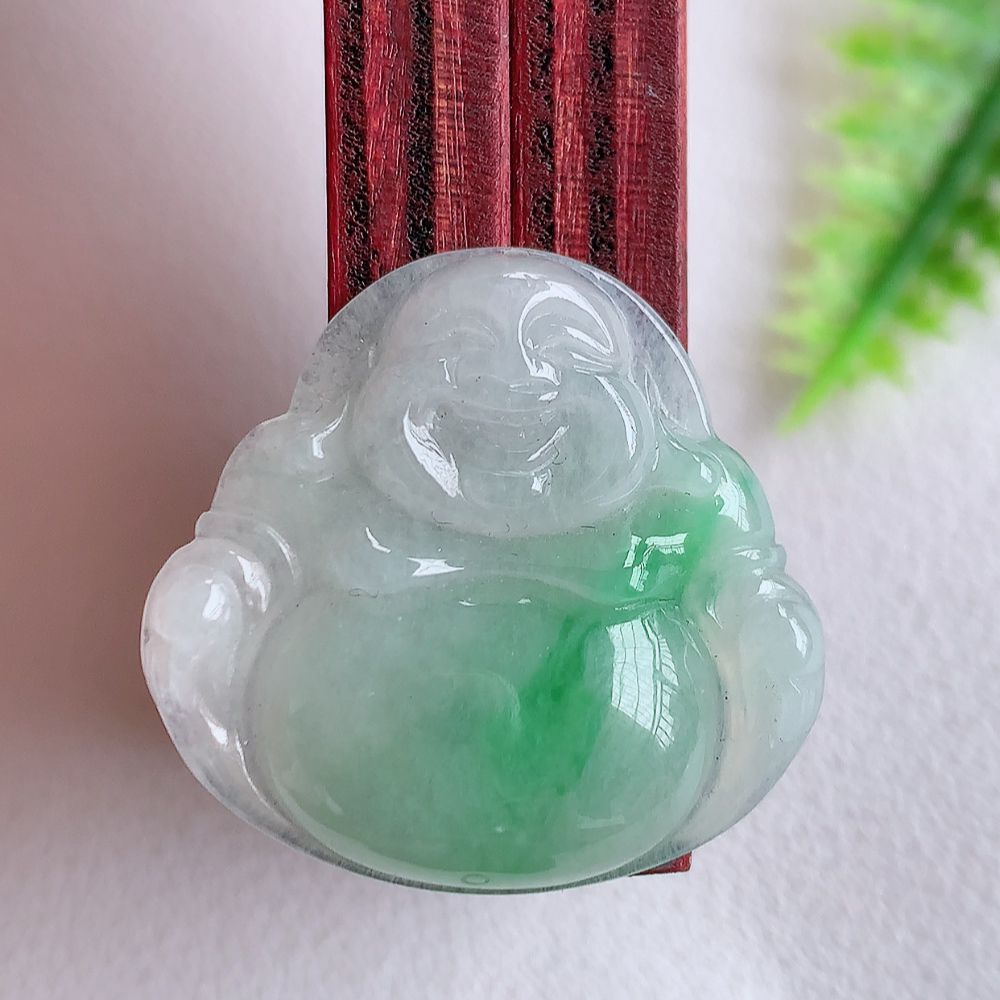冰润佛公翡翠吊坠，澄净美好的冰润福佛，水足丰盈，灵润、细腻，表情刻画入木三分，盈满欢喜， W357.