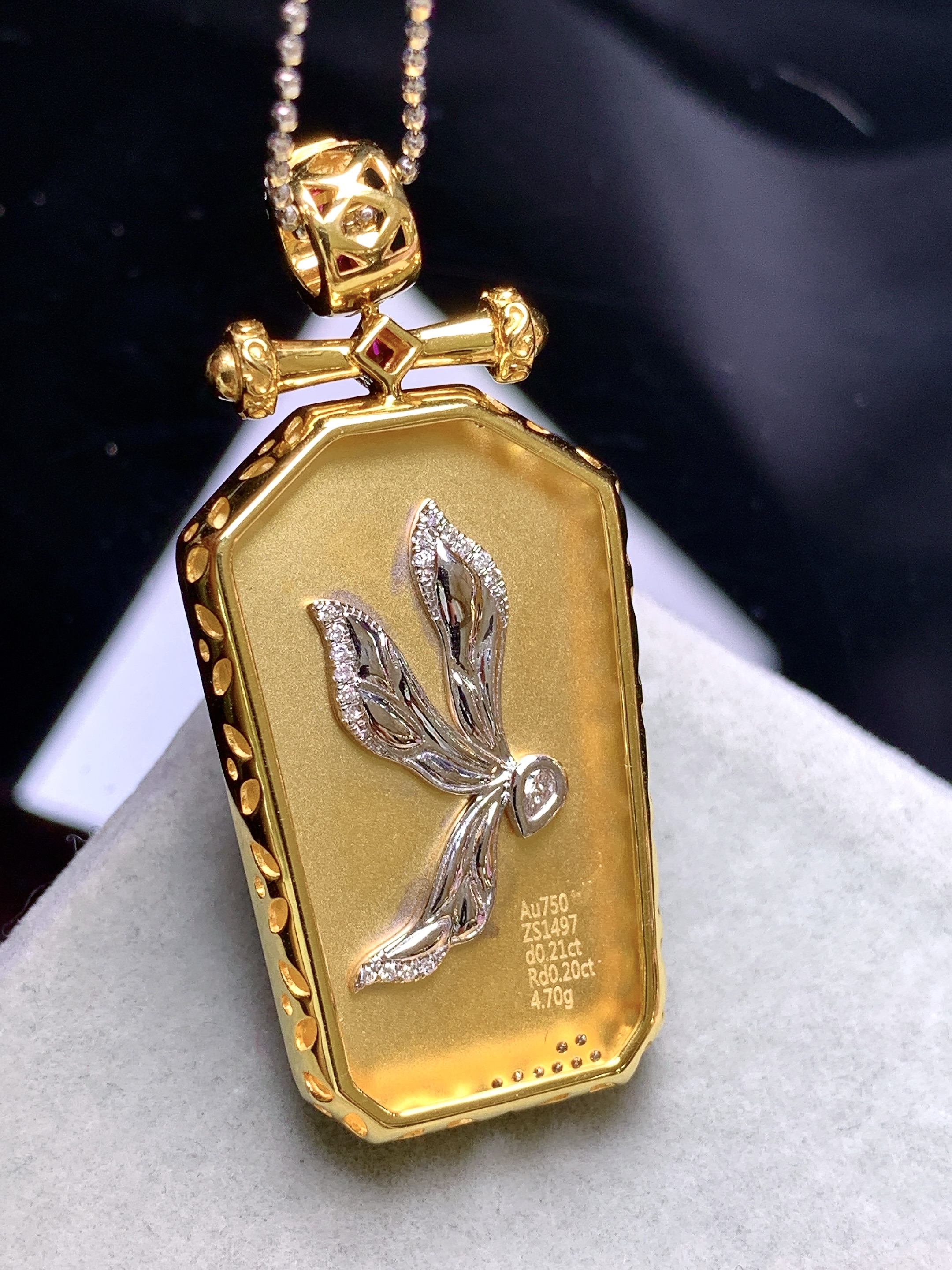 18k金钻镶嵌冰种宝宝观音吊坠 玉质细腻 色泽艳丽清新 水润亮眼 整体尺寸45.3*21.2*9.8m5