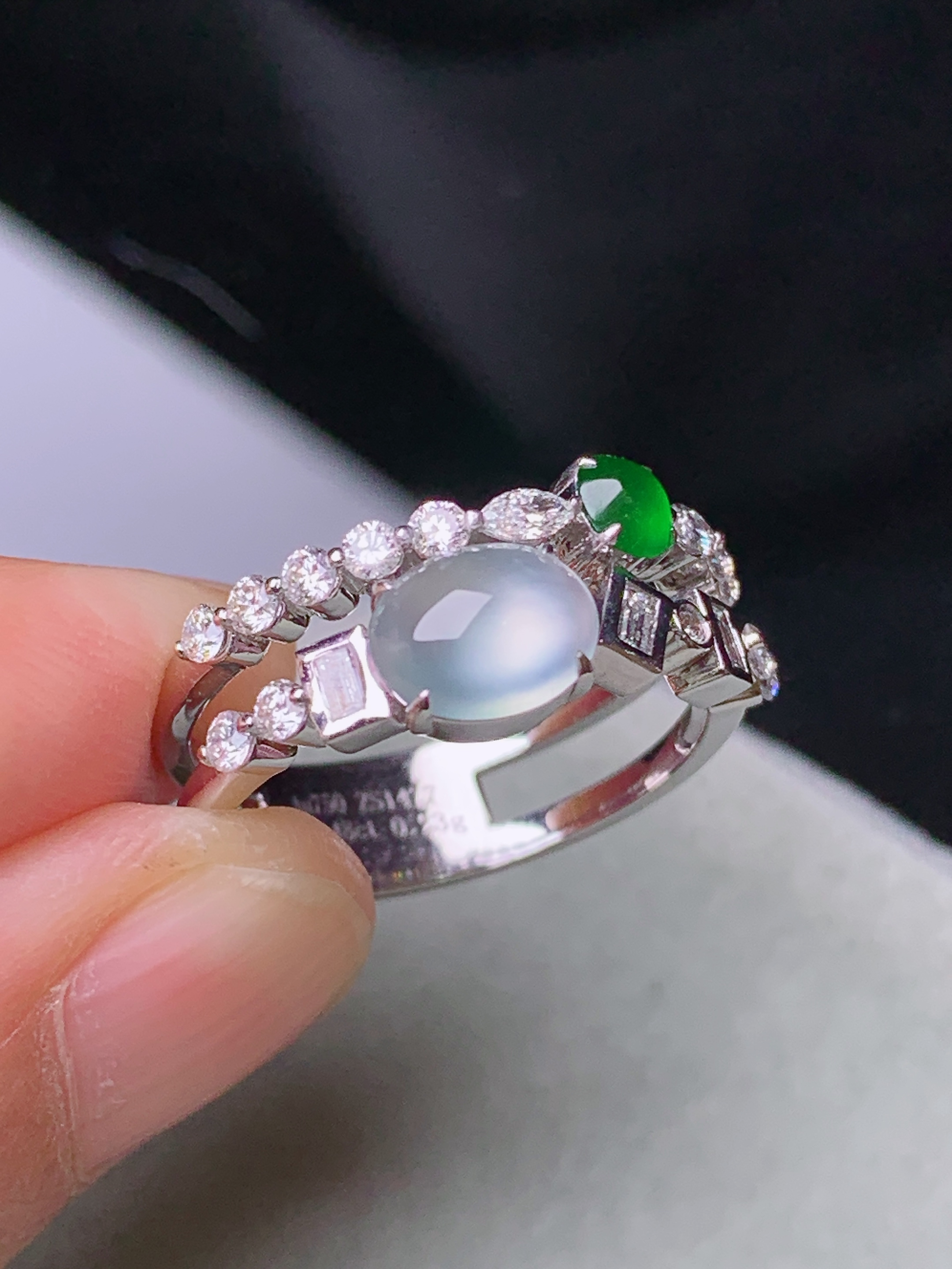 18k金钻镶嵌冰种蛋面戒指 玉质细腻 色泽艳丽清新 水润亮眼 圈口13.5 裸石尺寸7*5.2*2.8m5