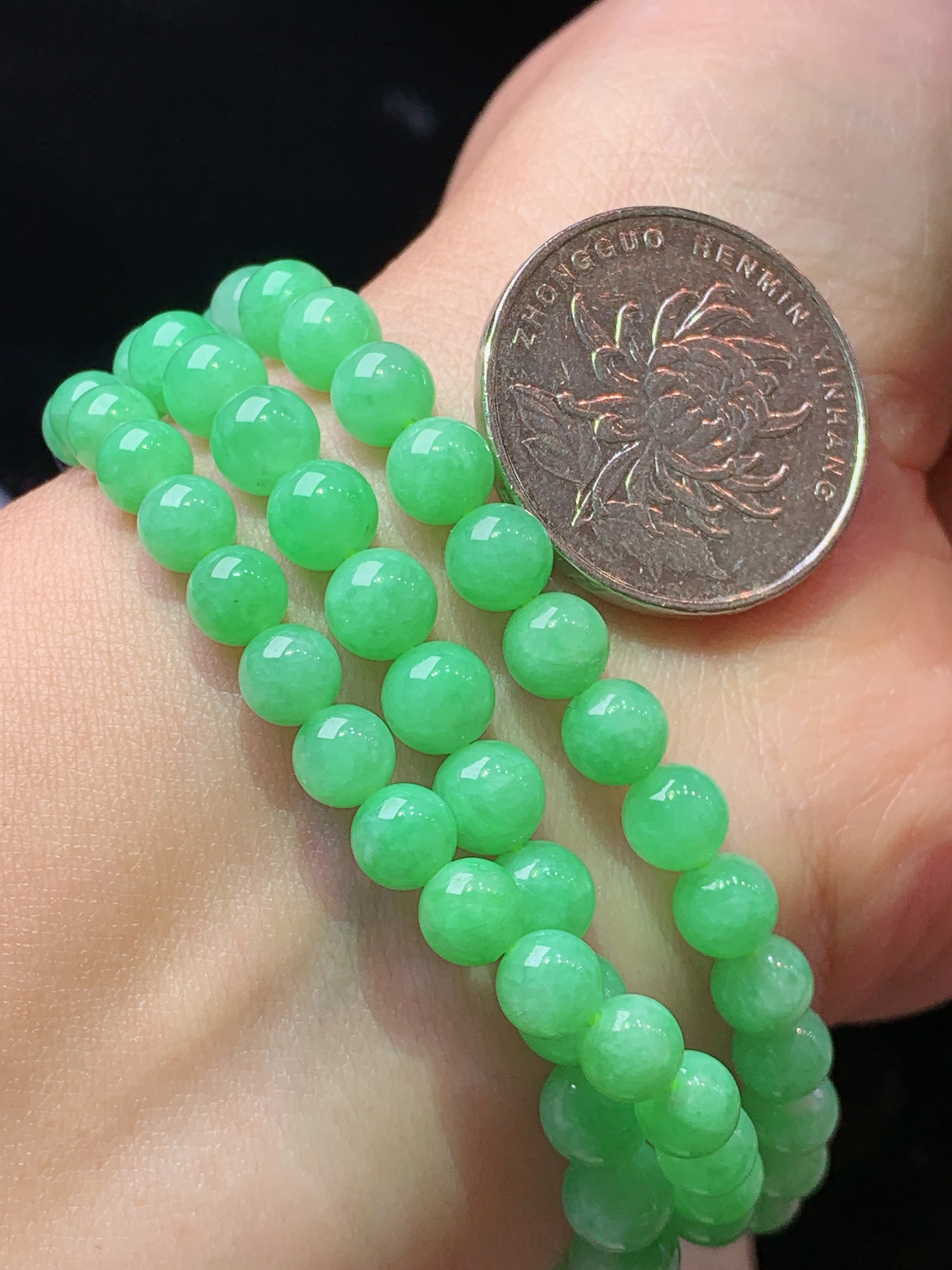 果绿圆珠项链 玉质细腻 色泽艳丽清新 水润亮眼 整体尺寸6.2p1